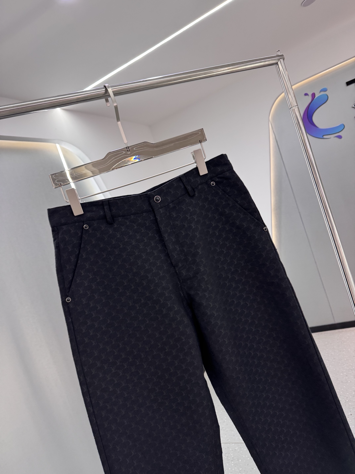 P270  25秋冬新款 LV老花帆布休闲时尚，融合了复古与现代的独特韵味，成为潮流达人的新宠。其特色在于经典的老花图案，以细腻的帆布材质呈现，不仅增添了几分文艺气息，更彰显穿着者的不凡品味。采用直筒剪裁，既修饰腿型又保证了穿着的舒适度，无论是搭配简约还是时尚，都能轻松驾驭多种风格。面料经过特殊工艺处理，既保留了牛仔的挺括感，又提升了透气性和耐磨性，即便是长时间穿着也能保持舒适体验。细节之处，如精致的缝线、牢固的五金配件，无不展现出匠人的精湛工艺。这款老花帆布休闲，不仅是一件服饰，更是展现个性与时尚态度的完美载体。
码数：老花色48-56