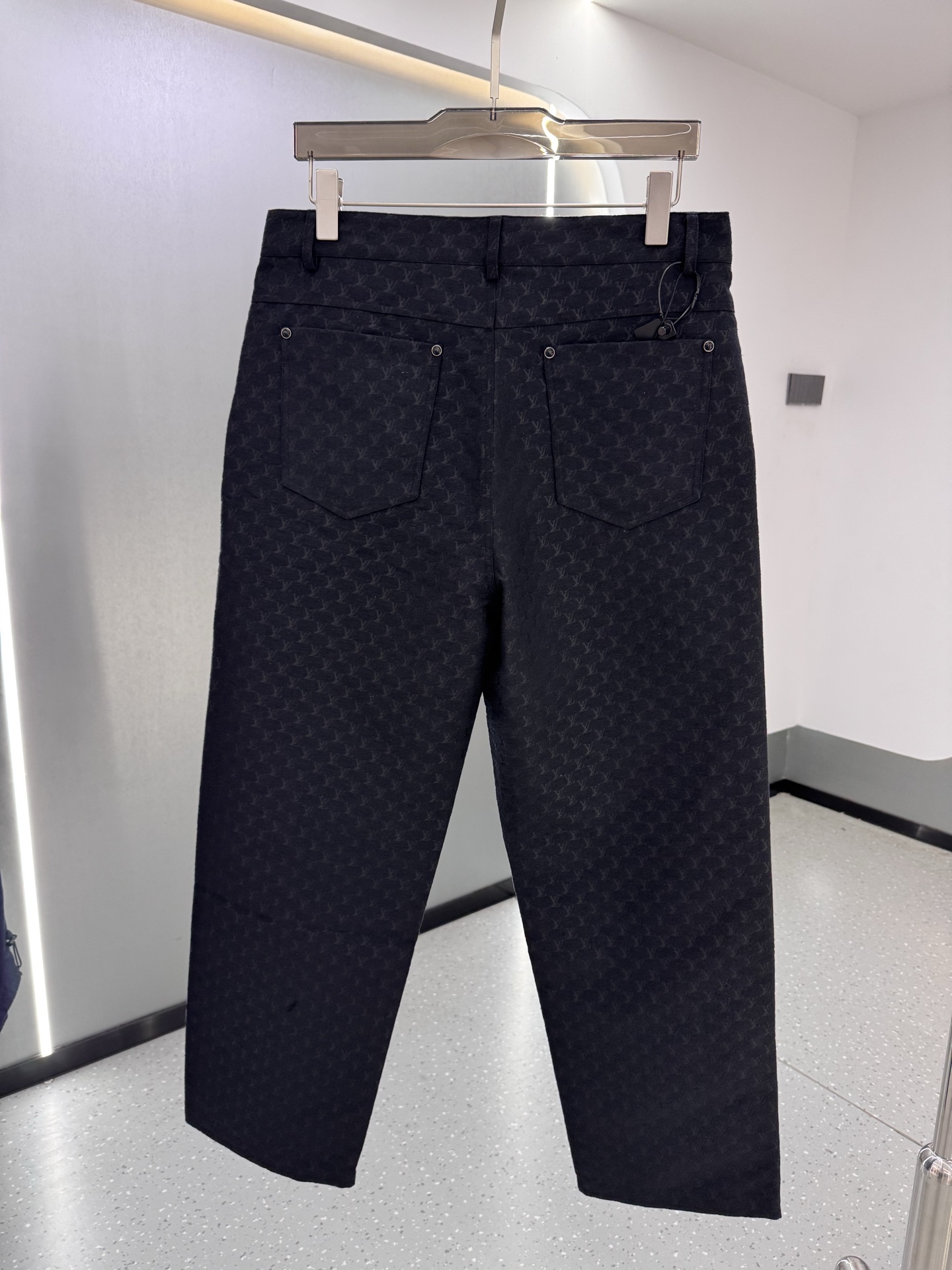 P270  25秋冬新款 LV老花帆布休闲时尚，融合了复古与现代的独特韵味，成为潮流达人的新宠。其特色在于经典的老花图案，以细腻的帆布材质呈现，不仅增添了几分文艺气息，更彰显穿着者的不凡品味。采用直筒剪裁，既修饰腿型又保证了穿着的舒适度，无论是搭配简约还是时尚，都能轻松驾驭多种风格。面料经过特殊工艺处理，既保留了牛仔的挺括感，又提升了透气性和耐磨性，即便是长时间穿着也能保持舒适体验。细节之处，如精致的缝线、牢固的五金配件，无不展现出匠人的精湛工艺。这款老花帆布休闲，不仅是一件服饰，更是展现个性与时尚态度的完美载体。
码数：老花色48-56