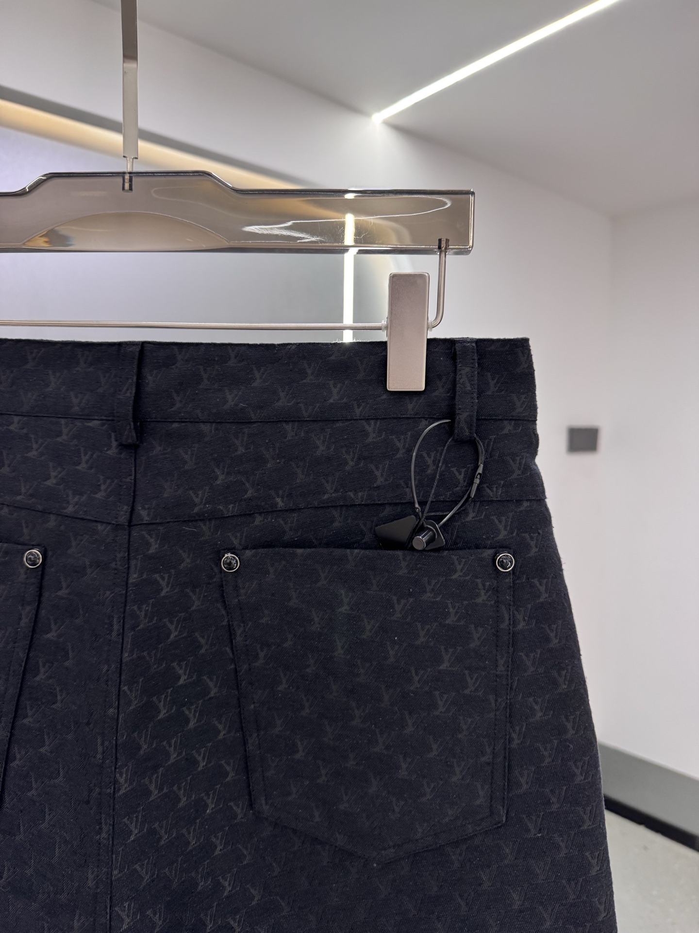 P270  25秋冬新款 LV老花帆布休闲时尚，融合了复古与现代的独特韵味，成为潮流达人的新宠。其特色在于经典的老花图案，以细腻的帆布材质呈现，不仅增添了几分文艺气息，更彰显穿着者的不凡品味。采用直筒剪裁，既修饰腿型又保证了穿着的舒适度，无论是搭配简约还是时尚，都能轻松驾驭多种风格。面料经过特殊工艺处理，既保留了牛仔的挺括感，又提升了透气性和耐磨性，即便是长时间穿着也能保持舒适体验。细节之处，如精致的缝线、牢固的五金配件，无不展现出匠人的精湛工艺。这款老花帆布休闲，不仅是一件服饰，更是展现个性与时尚态度的完美载体。
码数：老花色48-56