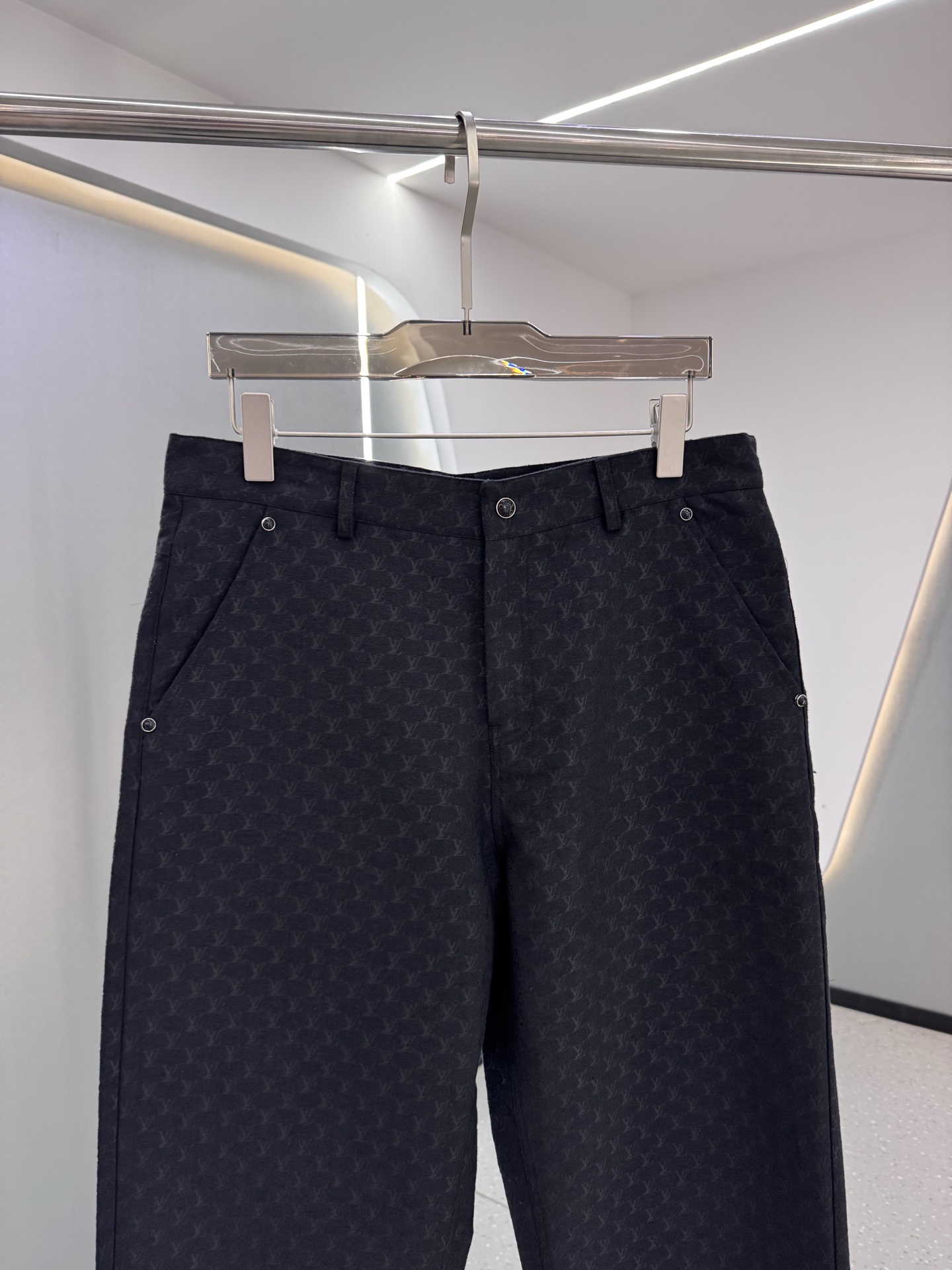 P270  25秋冬新款 LV老花帆布休闲时尚，融合了复古与现代的独特韵味，成为潮流达人的新宠。其特色在于经典的老花图案，以细腻的帆布材质呈现，不仅增添了几分文艺气息，更彰显穿着者的不凡品味。采用直筒剪裁，既修饰腿型又保证了穿着的舒适度，无论是搭配简约还是时尚，都能轻松驾驭多种风格。面料经过特殊工艺处理，既保留了牛仔的挺括感，又提升了透气性和耐磨性，即便是长时间穿着也能保持舒适体验。细节之处，如精致的缝线、牢固的五金配件，无不展现出匠人的精湛工艺。这款老花帆布休闲，不仅是一件服饰，更是展现个性与时尚态度的完美载体。
码数：老花色48-56