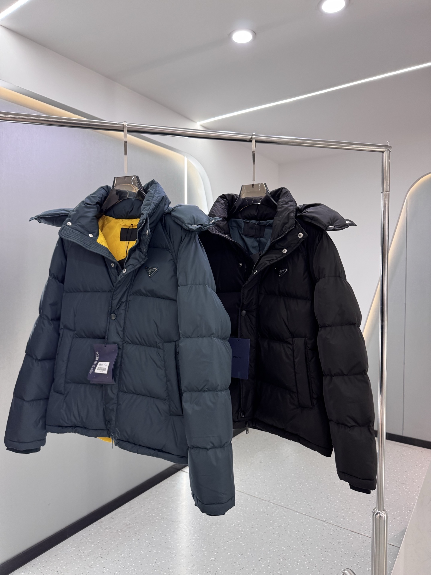 2025新品 PRADA 普拉达 新款羽绒服秀场新品，品相非常完美，专柜高科技防水面料，内里90%白鹅绒