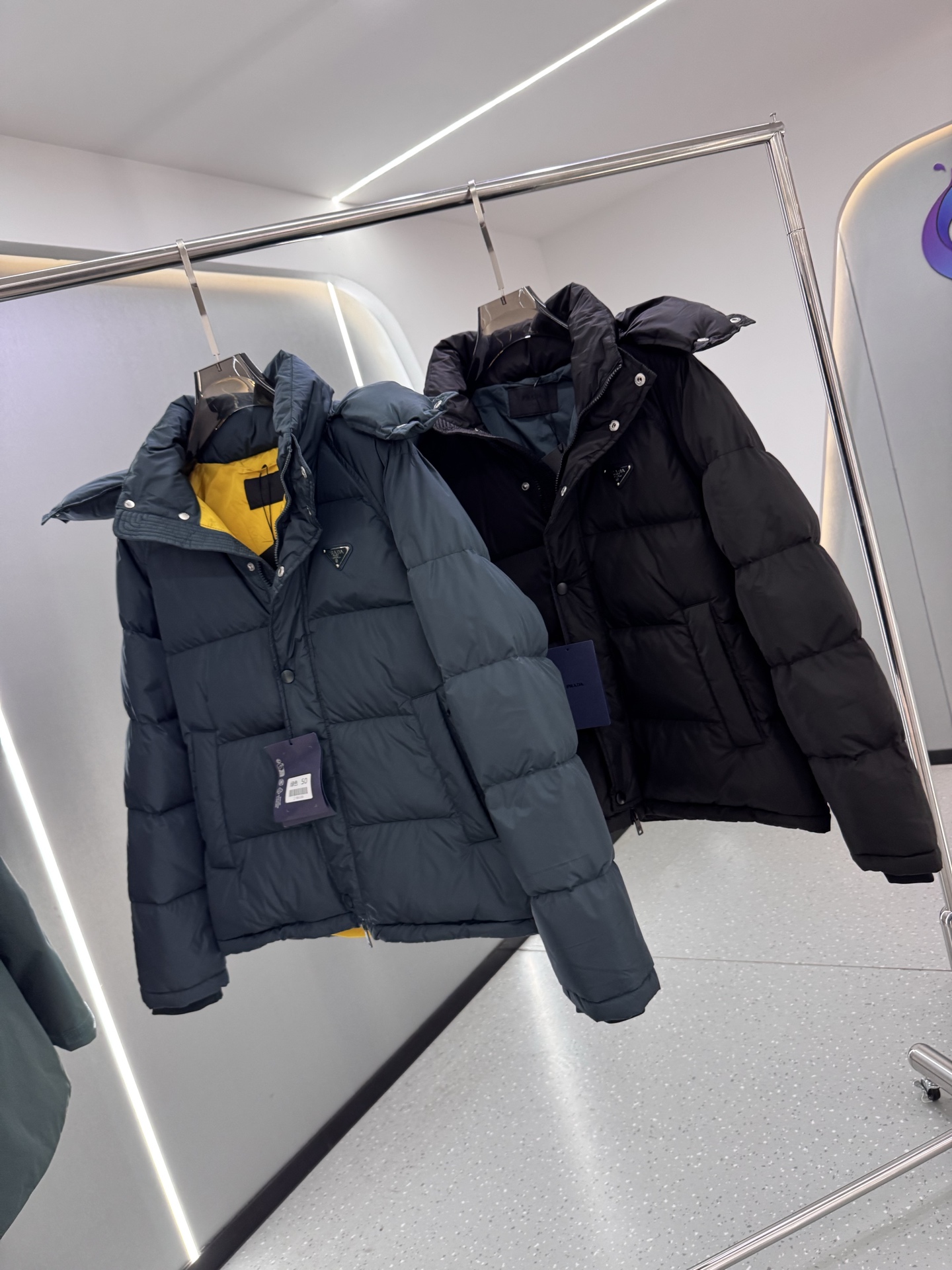 2025新品 PRADA 普拉达 新款羽绒服秀场新品，品相非常完美，专柜高科技防水面料，内里90%白鹅绒