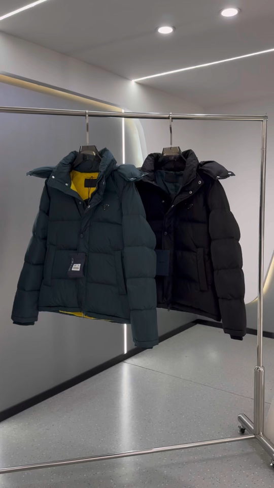 2025新品 PRADA 普拉达 新款羽绒服秀场新品，品相非常完美，专柜高科技防水面料，内里90%白鹅绒