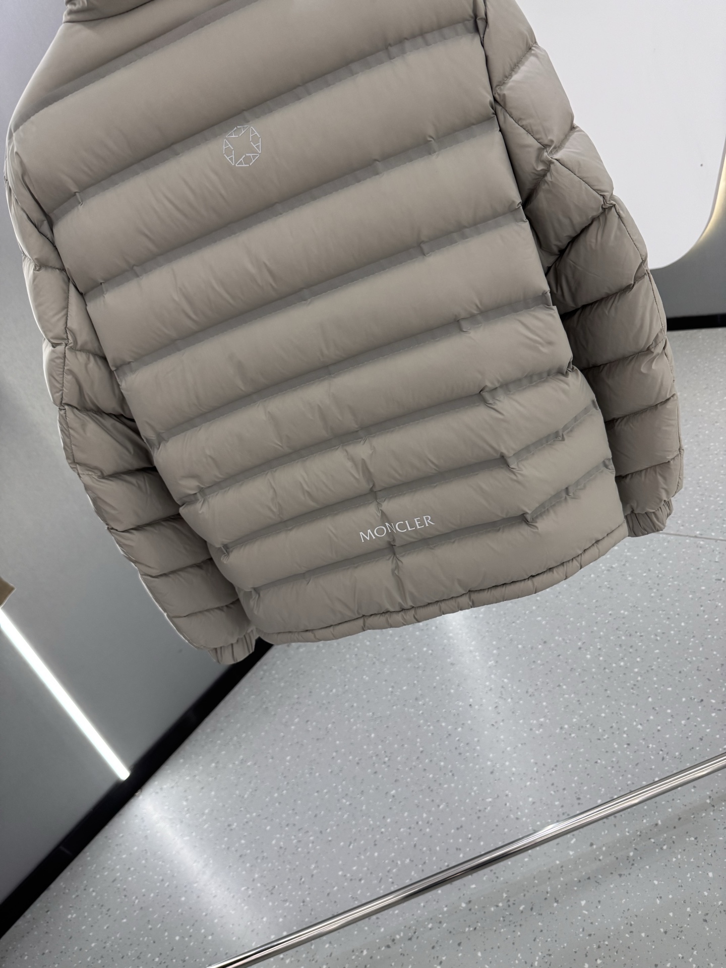 Mon collection 经典系列双色羽绒服｜奢华运动 暖冬精享｜ 全定制进口外料，特殊纤维化和，精