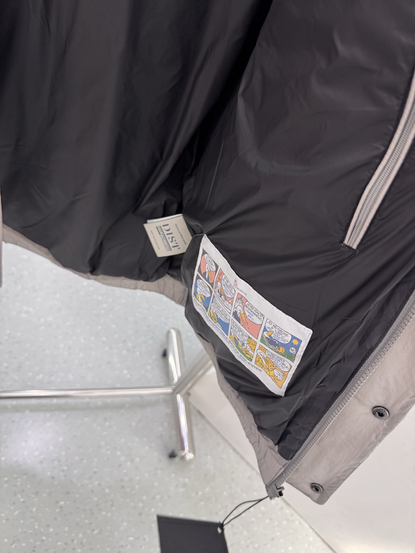 Moncler与Palm Angels联名推出的“Haunani”系列羽绒服，灰色款超有质感！高品质羽绒