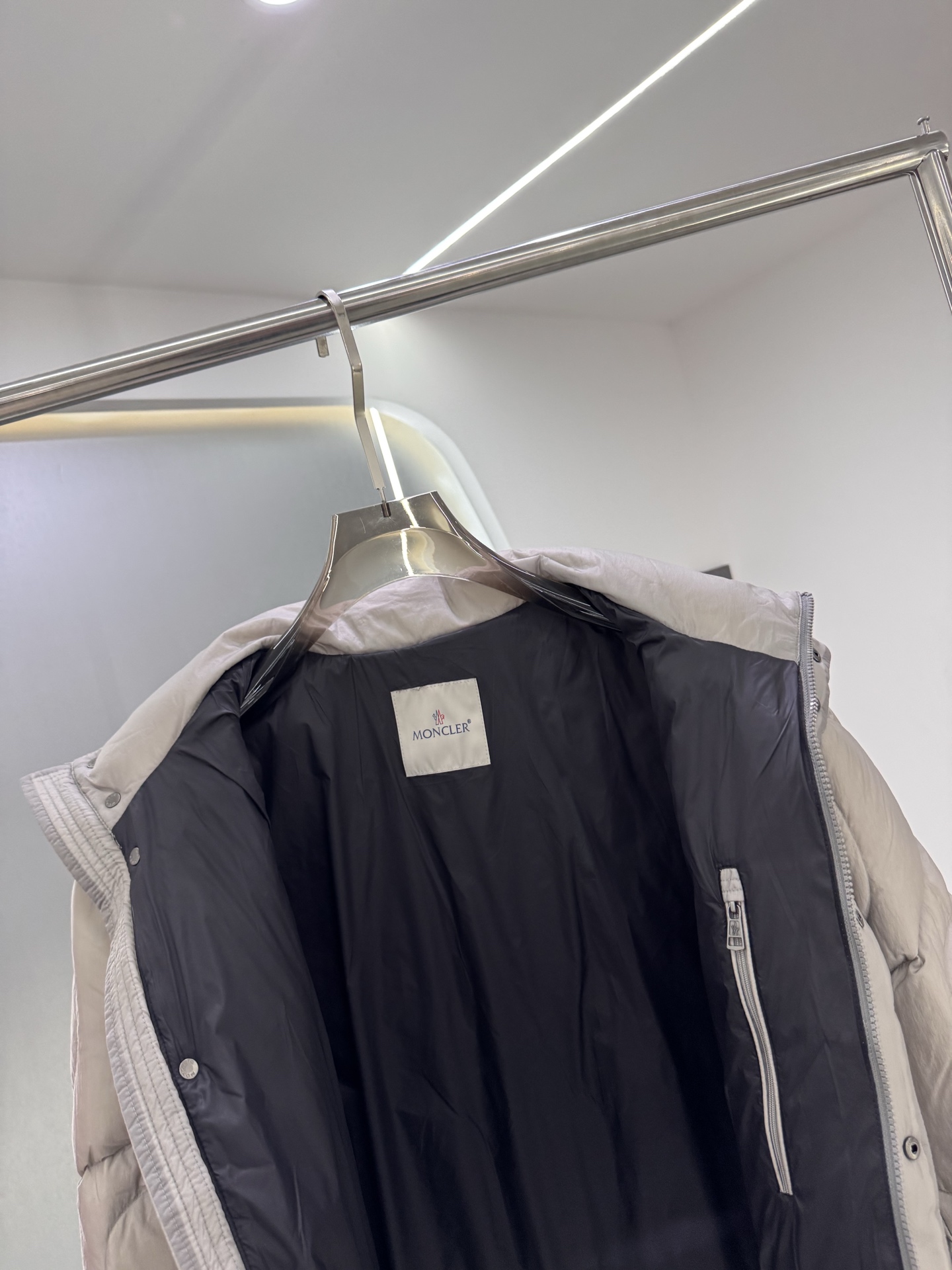 Moncler与Palm Angels联名推出的“Haunani”系列羽绒服，灰色款超有质感！高品质羽绒