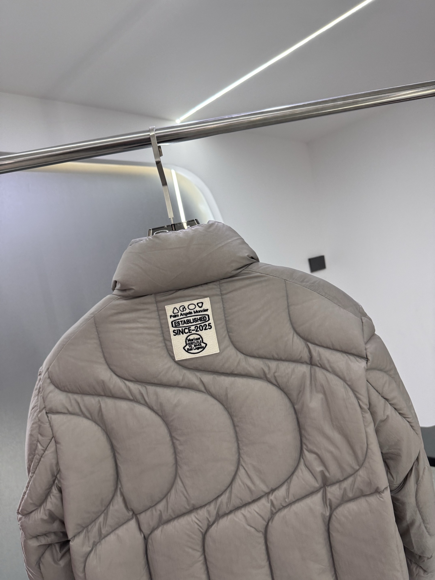 Moncler与Palm Angels联名推出的“Haunani”系列羽绒服，灰色款超有质感！高品质羽绒