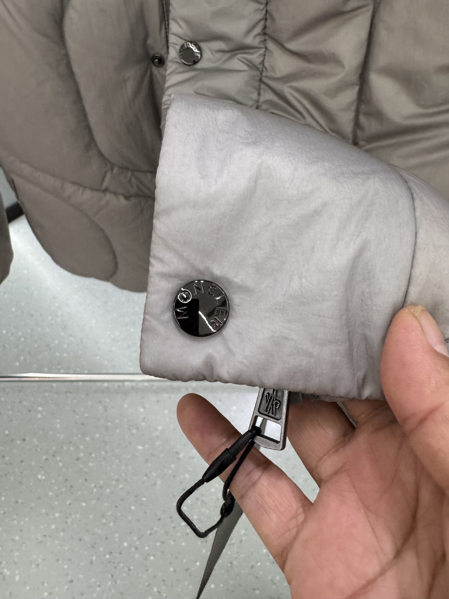 Moncler与Palm Angels联名推出的“Haunani”系列羽绒服，灰色款超有质感！高品质羽绒