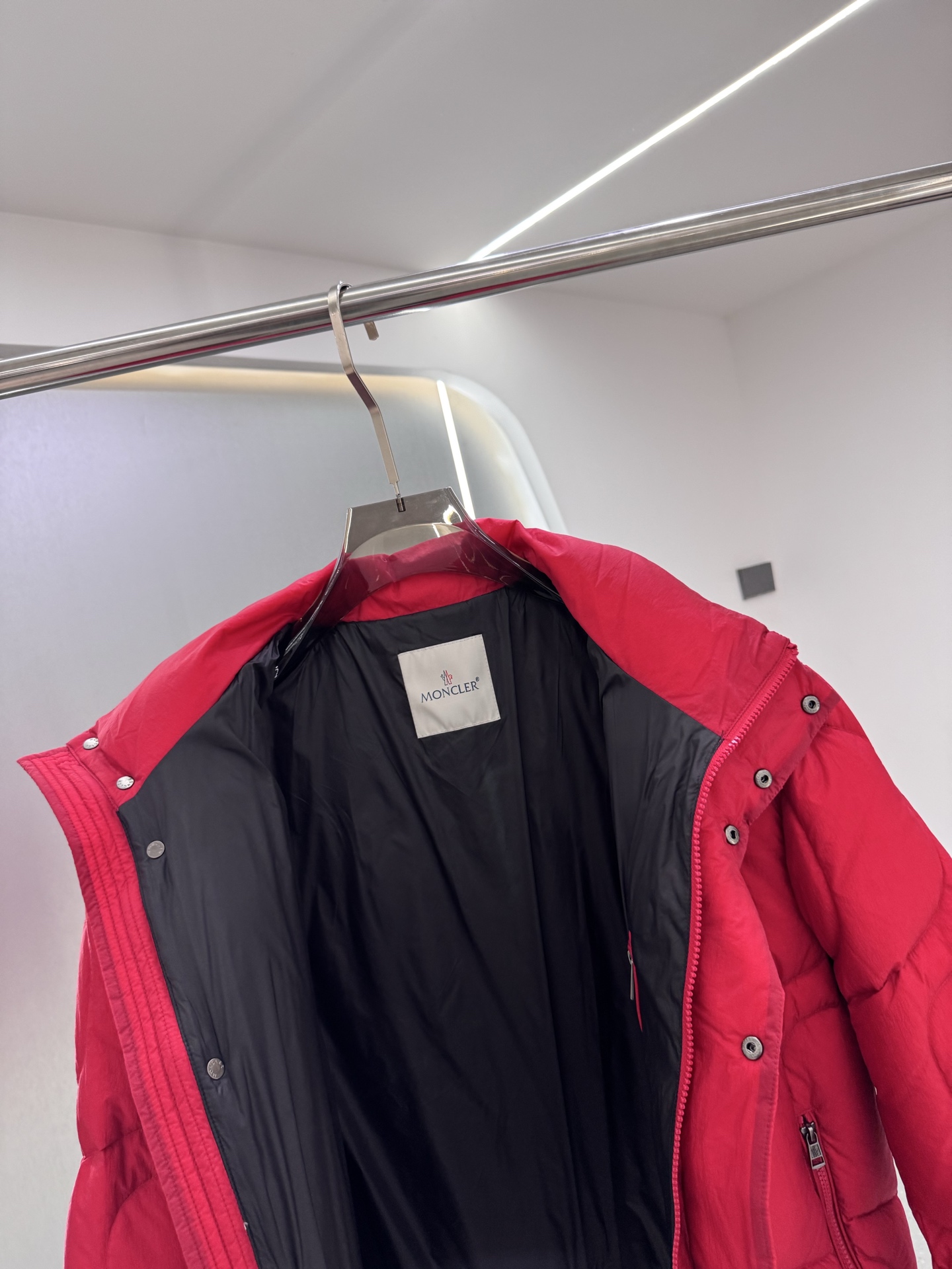 Moncler与Palm Angels联名推出的“Haunani”系列羽绒服，灰色款超有质感！高品质羽绒