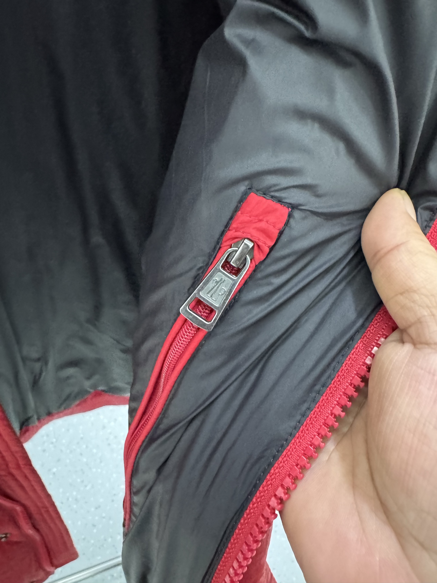 Moncler与Palm Angels联名推出的“Haunani”系列羽绒服，灰色款超有质感！高品质羽绒