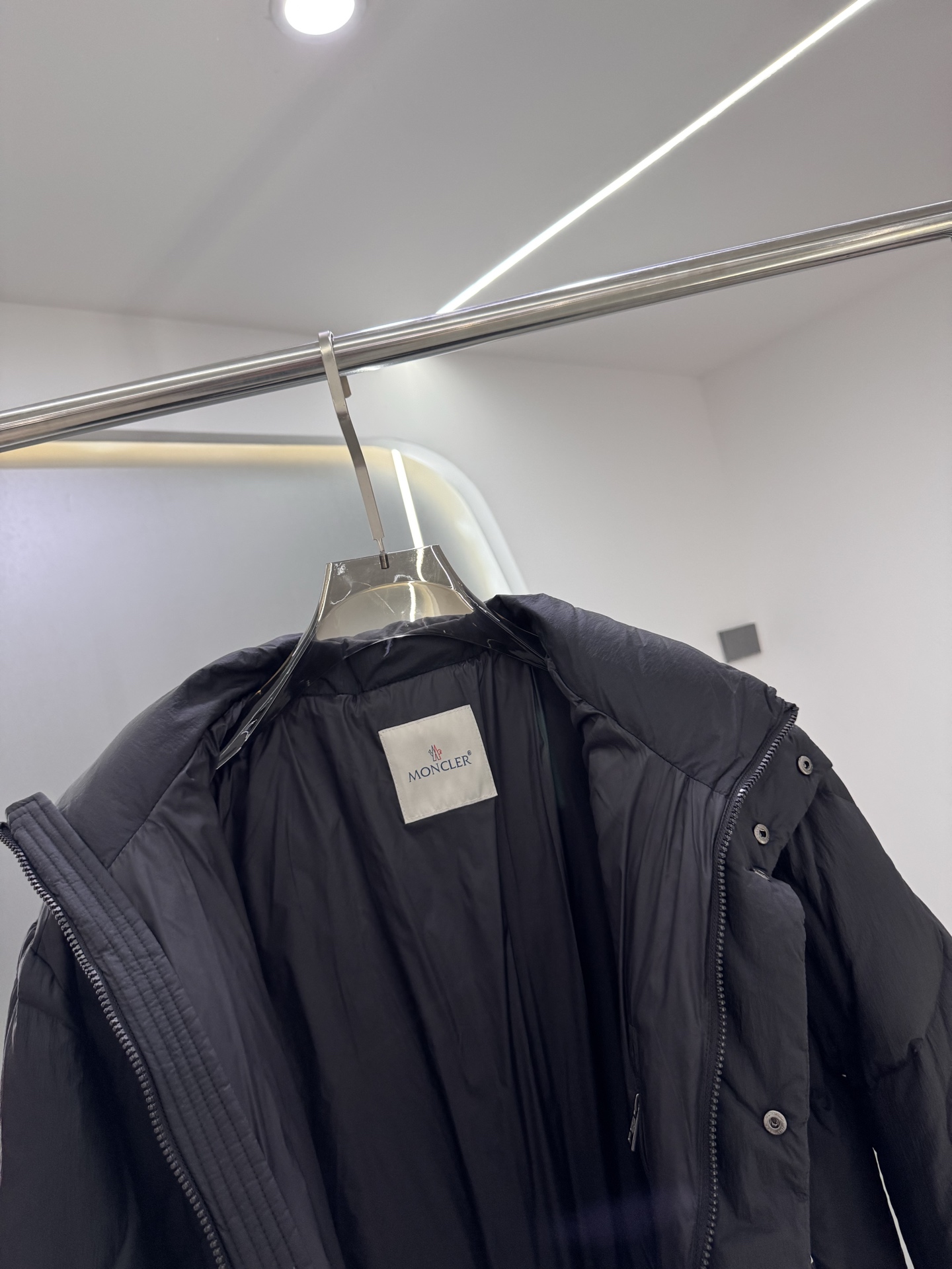 Moncler与Palm Angels联名推出的“Haunani”系列羽绒服，灰色款超有质感！高品质羽绒