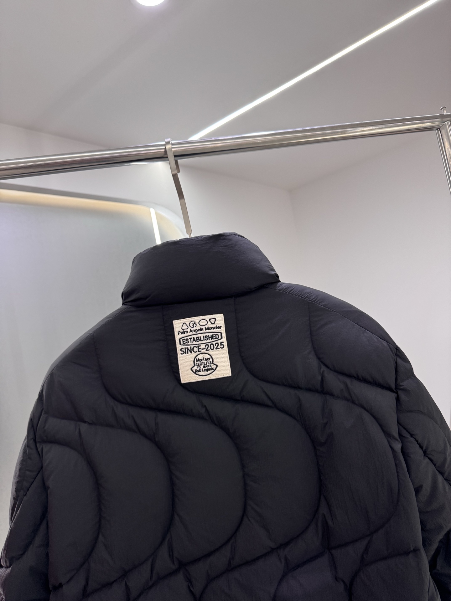 Moncler与Palm Angels联名推出的“Haunani”系列羽绒服，灰色款超有质感！高品质羽绒