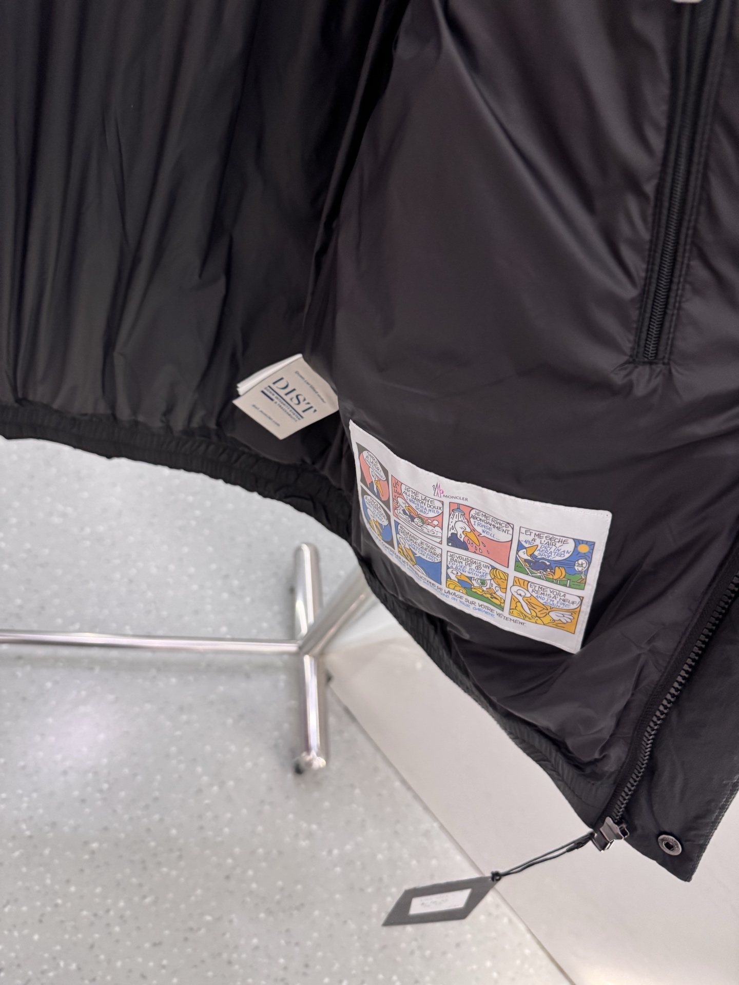 Moncler与Palm Angels联名推出的“Haunani”系列羽绒服，灰色款超有质感！高品质羽绒