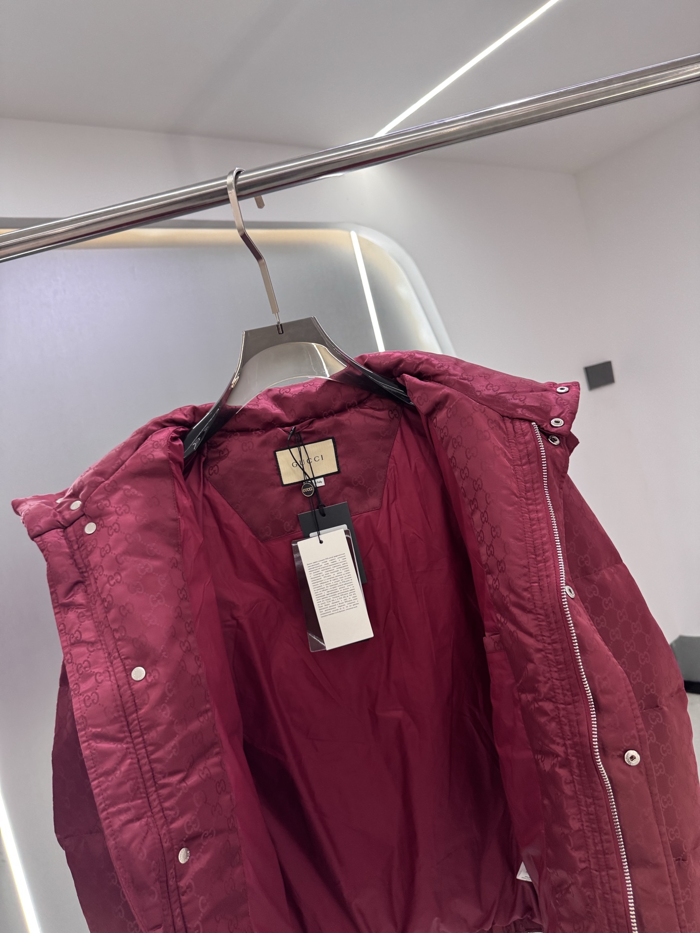 GUCCI/古驰小G满印连帽新款羽绒服码数：48-56在寒潮肆虐的季节，一件GUCCI纯色拉链连帽就是时