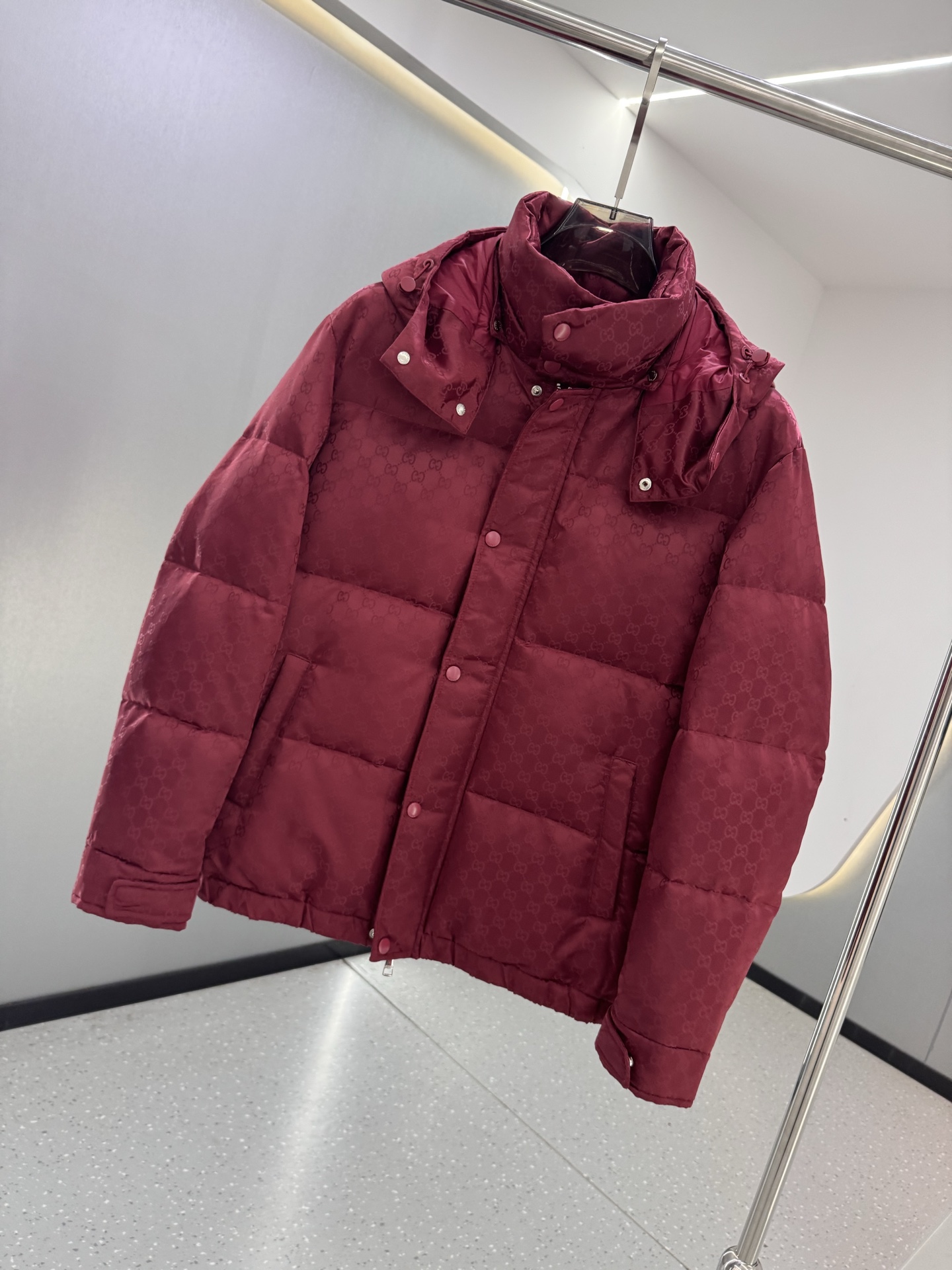 GUCCI/古驰小G满印连帽新款羽绒服码数：48-56在寒潮肆虐的季节，一件GUCCI纯色拉链连帽就是时