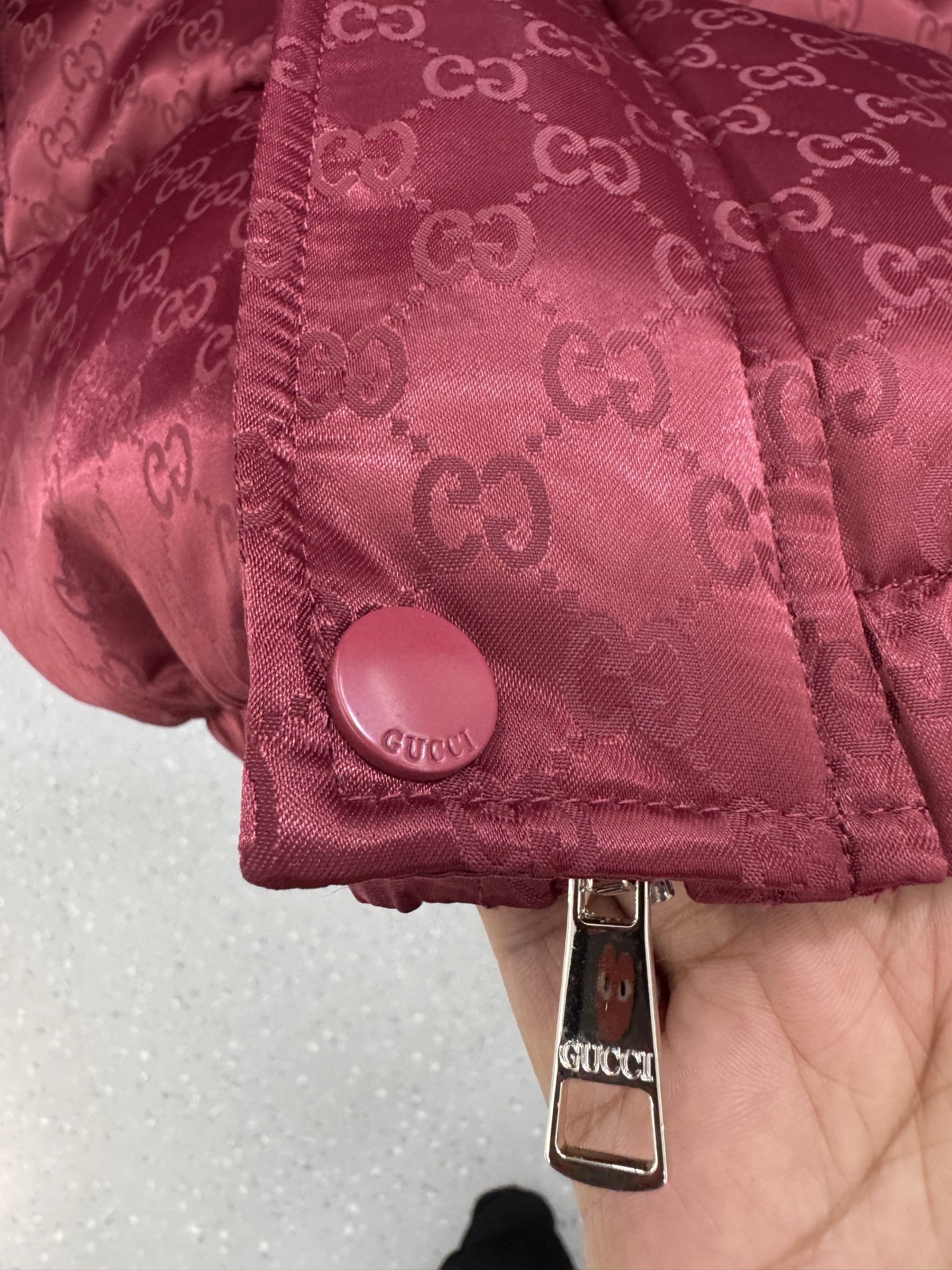 GUCCI/古驰小G满印连帽新款羽绒服码数：48-56在寒潮肆虐的季节，一件GUCCI纯色拉链连帽就是时