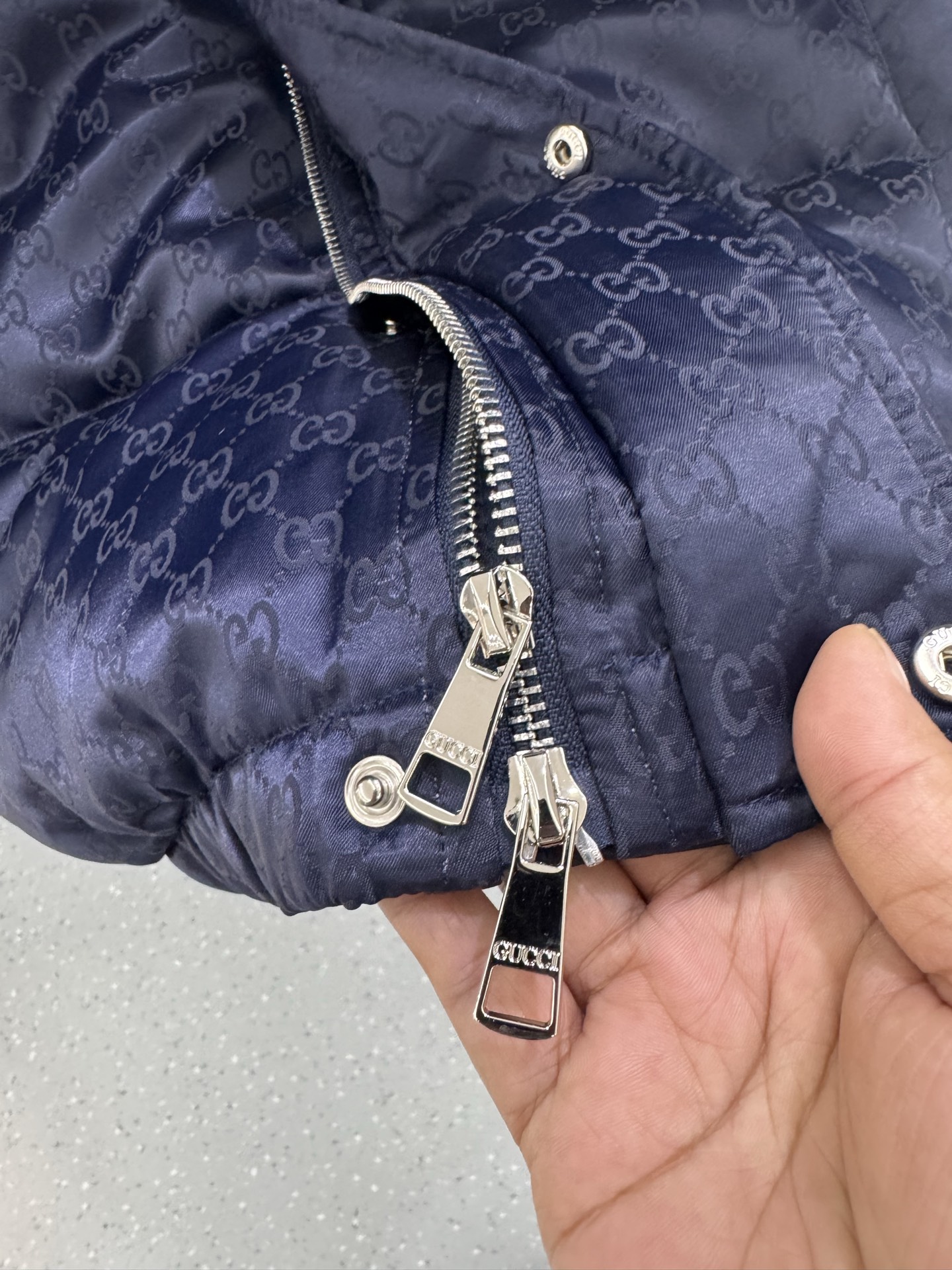 GUCCI/古驰小G满印连帽新款羽绒服码数：48-56在寒潮肆虐的季节，一件GUCCI纯色拉链连帽就是时