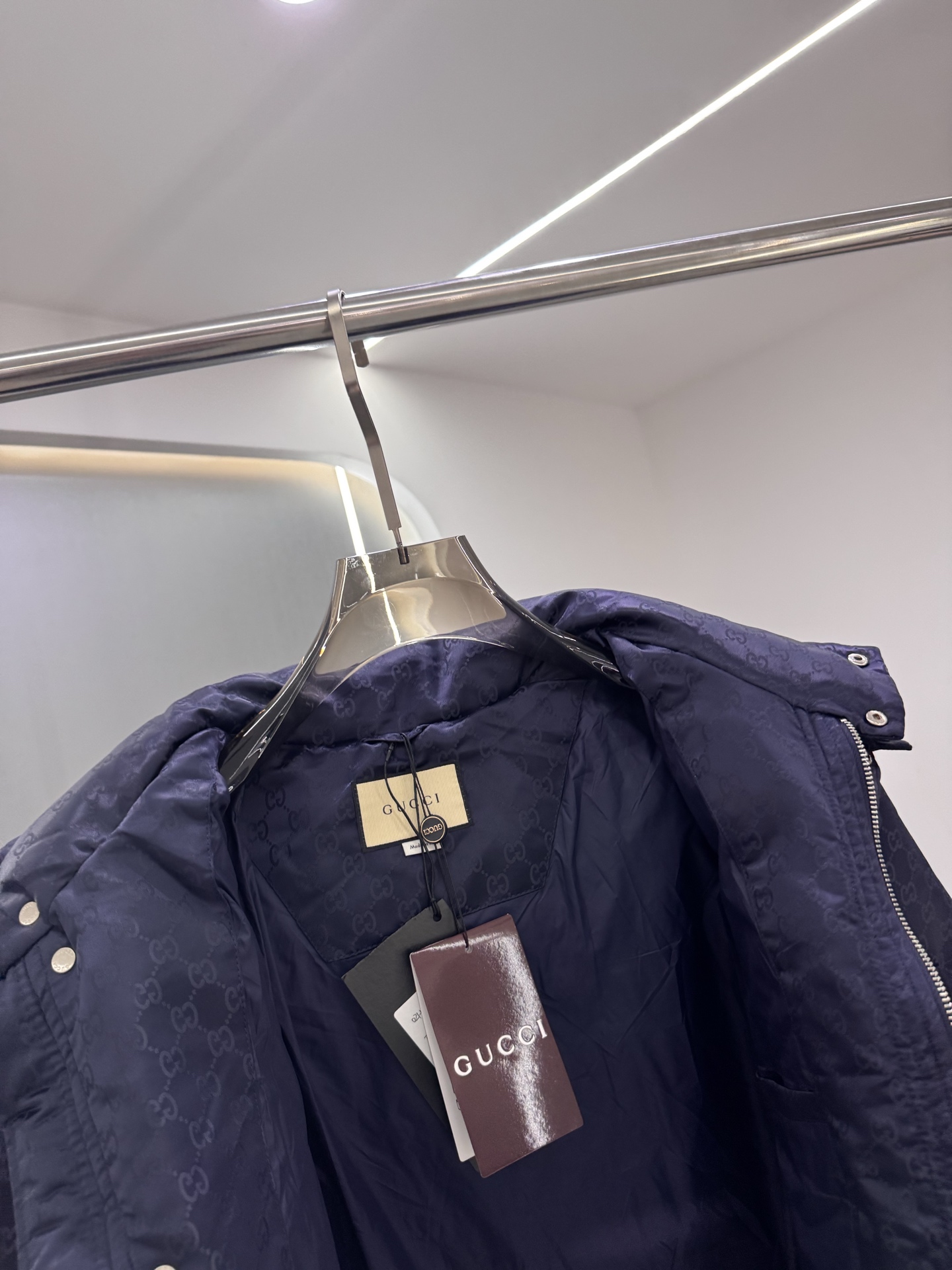 GUCCI/古驰小G满印连帽新款羽绒服码数：48-56在寒潮肆虐的季节，一件GUCCI纯色拉链连帽就是时