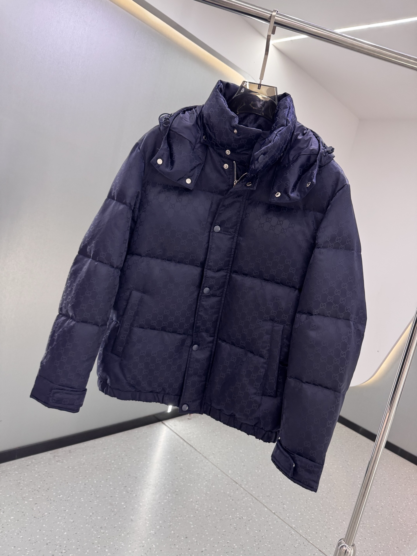 GUCCI/古驰小G满印连帽新款羽绒服码数：48-56在寒潮肆虐的季节，一件GUCCI纯色拉链连帽就是时