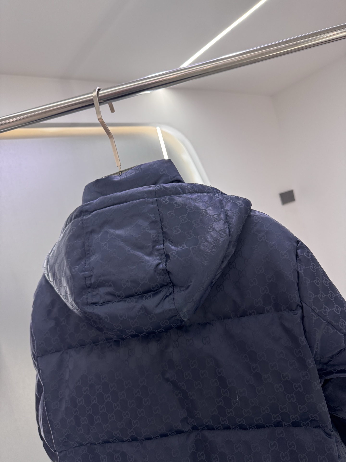 GUCCI/古驰小G满印连帽新款羽绒服码数：48-56在寒潮肆虐的季节，一件GUCCI纯色拉链连帽就是时