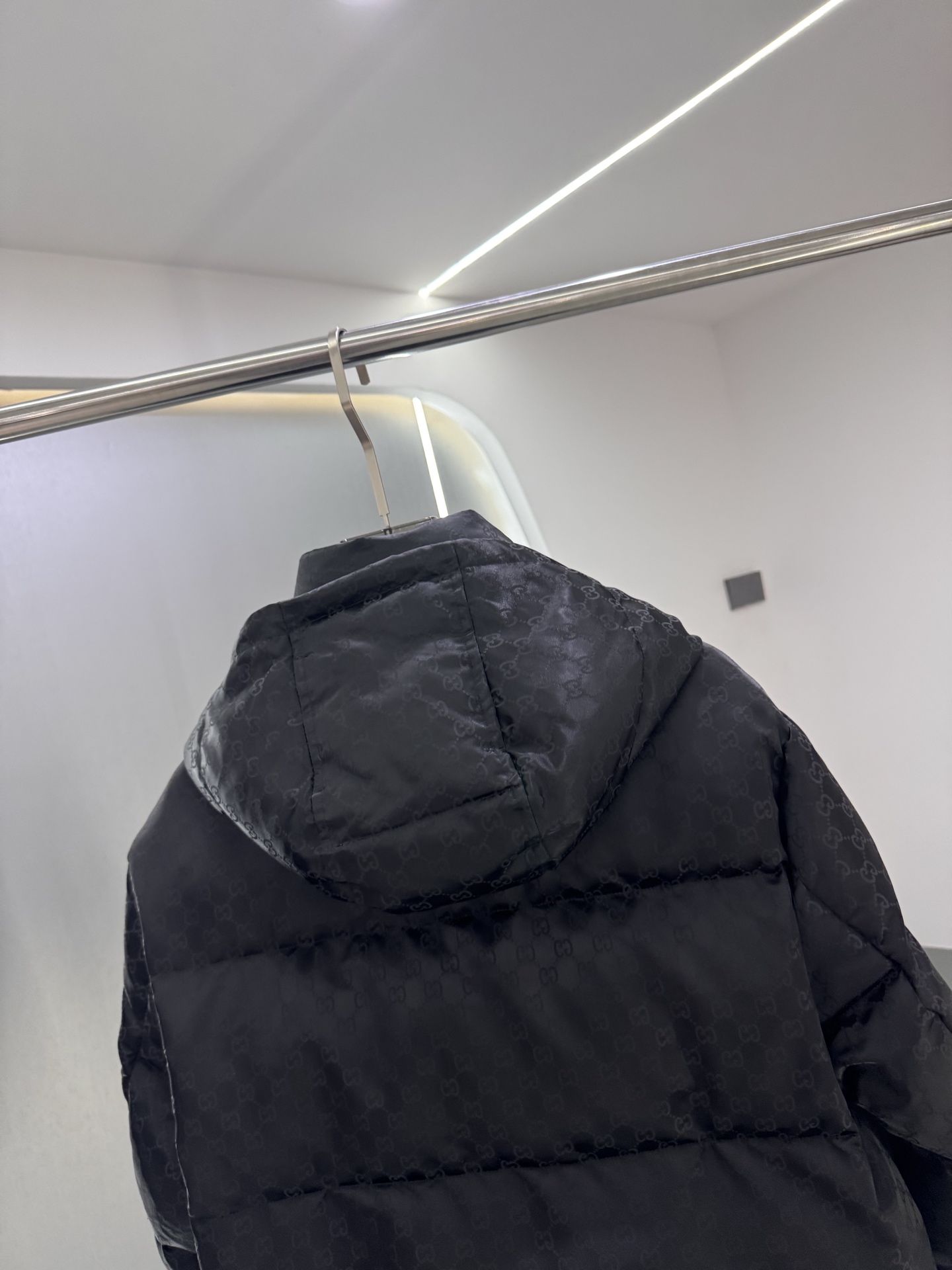 GUCCI/古驰小G满印连帽新款羽绒服码数：48-56在寒潮肆虐的季节，一件GUCCI纯色拉链连帽就是时