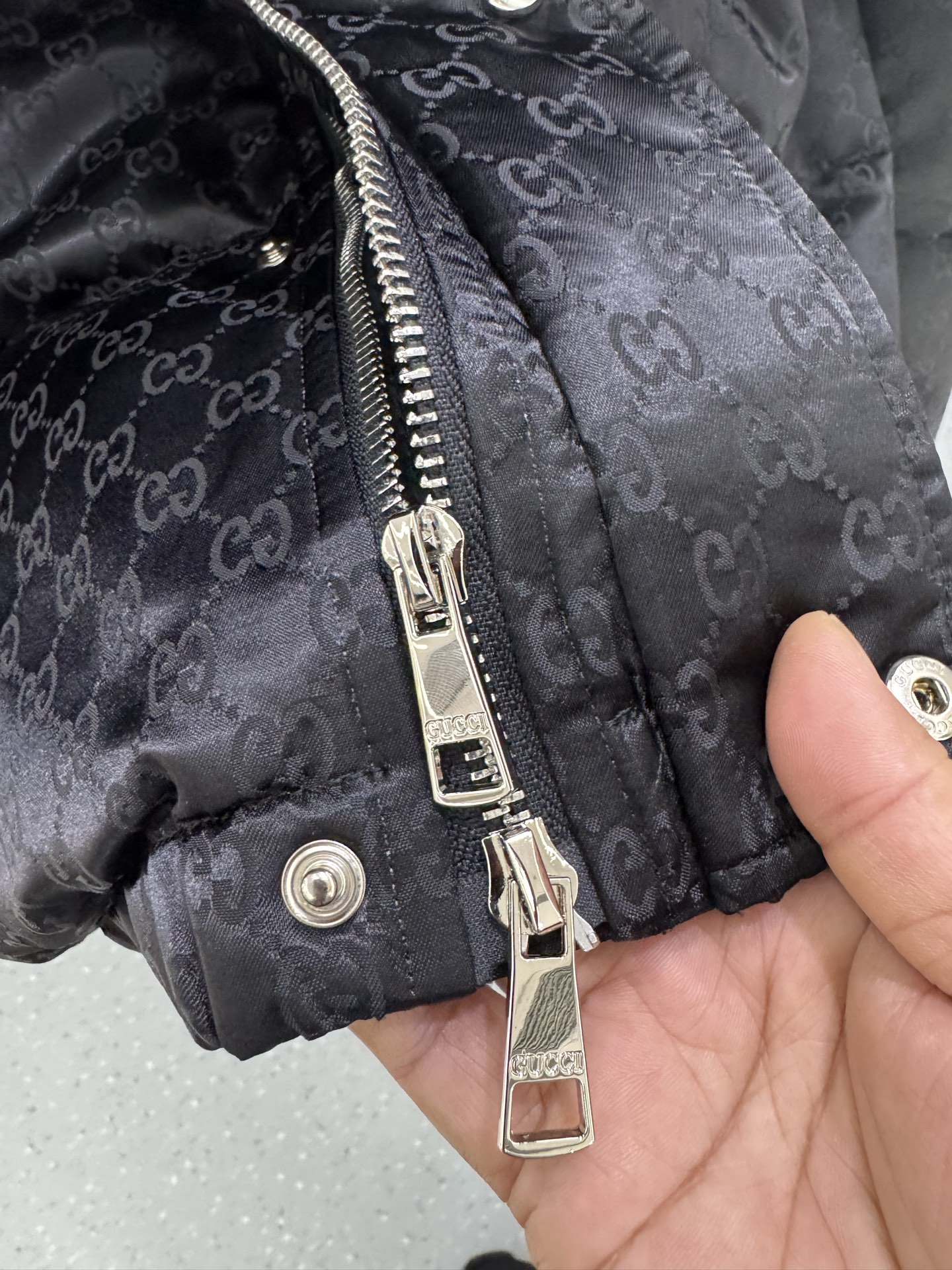 GUCCI/古驰小G满印连帽新款羽绒服码数：48-56在寒潮肆虐的季节，一件GUCCI纯色拉链连帽就是时