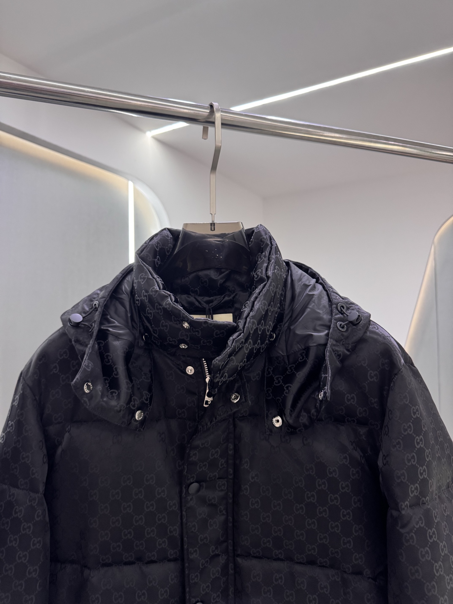 GUCCI/古驰小G满印连帽新款羽绒服码数：48-56在寒潮肆虐的季节，一件GUCCI纯色拉链连帽就是时