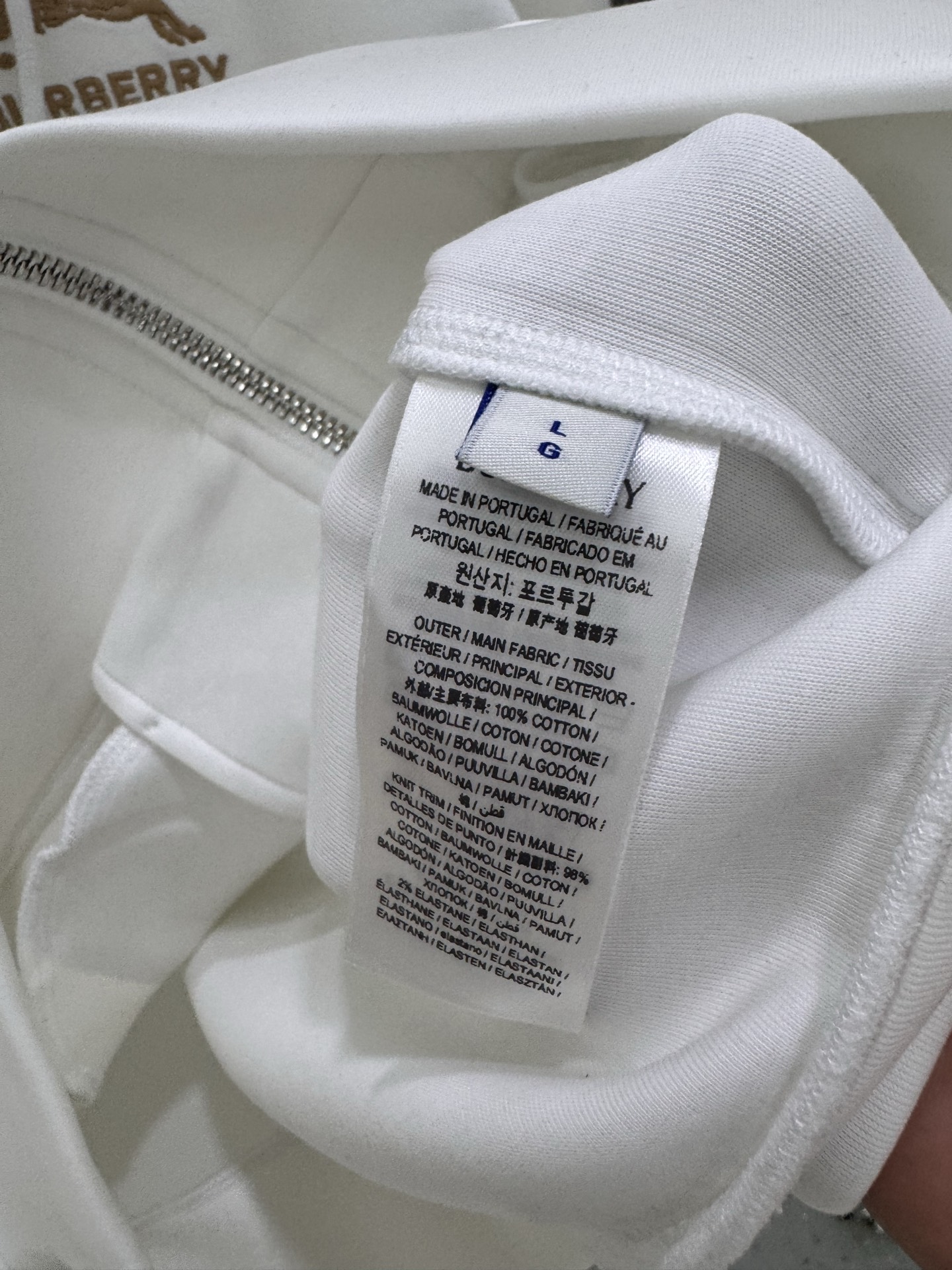 P350  BBR 25ss秋冬新款Vintage格纹裁片棉质连帽卫衣，格纹拼接情侣款卫衣，百搭高克数纯棉连帽卫衣！这款翻面绒棉质卫衣外套，设有对比感连帽。衣袖裁片采用 Vintage 复古格纹羊毛棉质混纺法兰绒面料，绣有 Thomas Burberry 专属标识。外形清爽干练,浅灰色净面搭配巴宝莉的经典格子设计真的太爱了，经典格子设计由帽子延伸到手臂，两边的手臂完美对称,整衣格纹定位裁剪，胸口BT小刺绣,低调又高级~完全遵循zg的材质厚度，所以上身整体层次感非常强烈，不像市场版本采用了市场面料非常薄上身完全没有垂坠感！这种时髦个性的印花刺绣设计加上抽绳处采用了激光雕刻的五金
完美的彰显了BUR品牌的存在感，极具辨识度整体给人一种简约高规又基础
并且整体更是采用宽松版型打造，时尚跟高街休闲风格更强！！550克洗手面料，份量感十足，柔软舒适是基本，透气度和保暖度兼并才是惊喜！整体的触感极为舒适，亲肤效果也是极佳。OV版型方面也是完美穿搭效果，完美的符合各种穿搭场合的所需。极为非凡，档次与魅力更是极为的出色亮眼，更能够彰显品牌规格与你对于时尚的追求！！期待各位粉丝的完美演绎！！黑色，白色 M-XXXL
