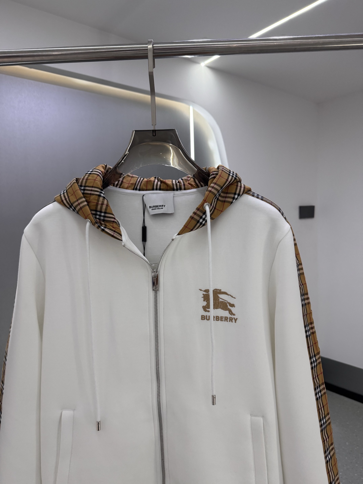 P350  BBR 25ss秋冬新款Vintage格纹裁片棉质连帽卫衣，格纹拼接情侣款卫衣，百搭高克数纯棉连帽卫衣！这款翻面绒棉质卫衣外套，设有对比感连帽。衣袖裁片采用 Vintage 复古格纹羊毛棉质混纺法兰绒面料，绣有 Thomas Burberry 专属标识。外形清爽干练,浅灰色净面搭配巴宝莉的经典格子设计真的太爱了，经典格子设计由帽子延伸到手臂，两边的手臂完美对称,整衣格纹定位裁剪，胸口BT小刺绣,低调又高级~完全遵循zg的材质厚度，所以上身整体层次感非常强烈，不像市场版本采用了市场面料非常薄上身完全没有垂坠感！这种时髦个性的印花刺绣设计加上抽绳处采用了激光雕刻的五金
完美的彰显了BUR品牌的存在感，极具辨识度整体给人一种简约高规又基础
并且整体更是采用宽松版型打造，时尚跟高街休闲风格更强！！550克洗手面料，份量感十足，柔软舒适是基本，透气度和保暖度兼并才是惊喜！整体的触感极为舒适，亲肤效果也是极佳。OV版型方面也是完美穿搭效果，完美的符合各种穿搭场合的所需。极为非凡，档次与魅力更是极为的出色亮眼，更能够彰显品牌规格与你对于时尚的追求！！期待各位粉丝的完美演绎！！黑色，白色 M-XXXL
