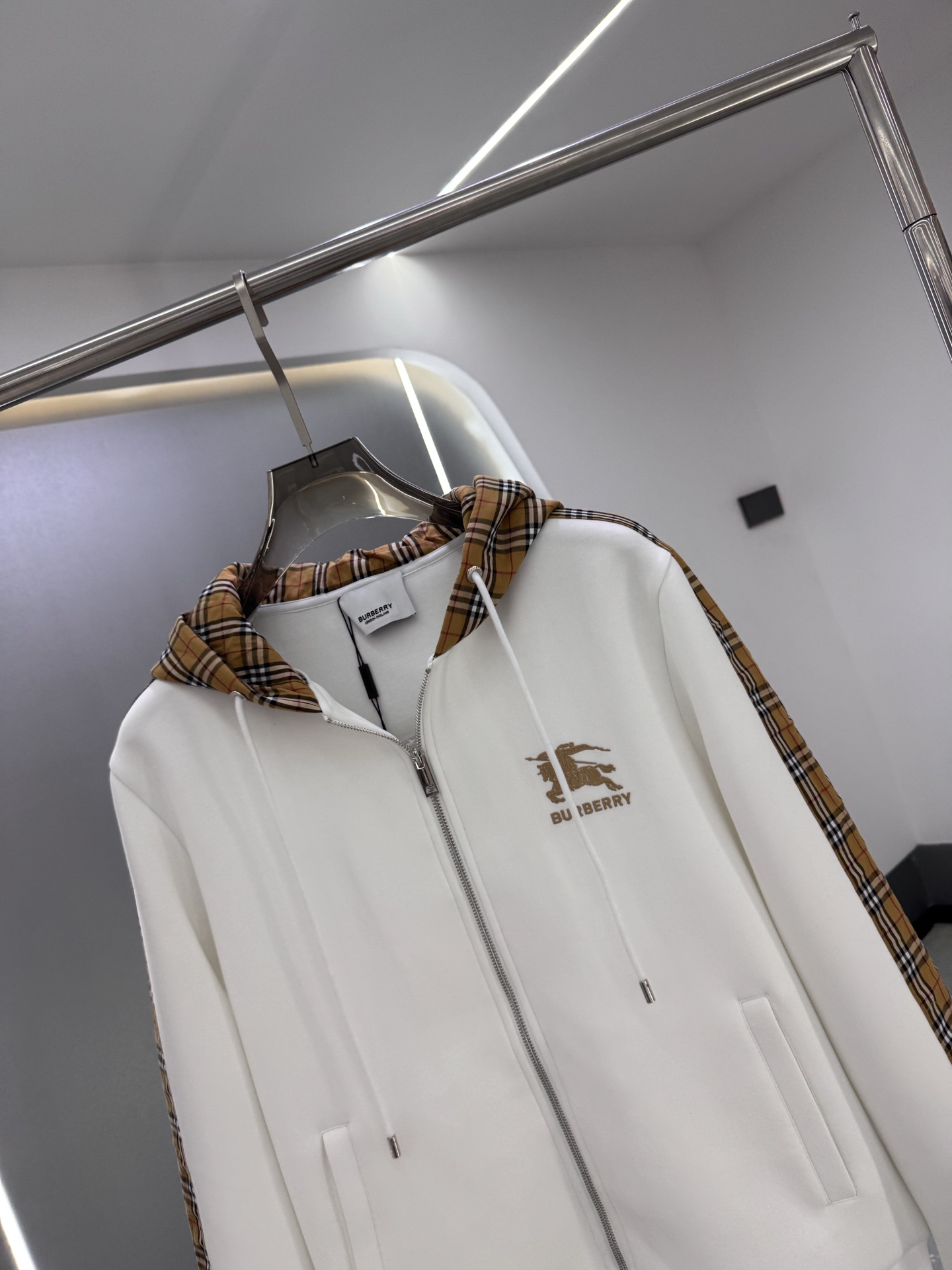 P350  BBR 25ss秋冬新款Vintage格纹裁片棉质连帽卫衣，格纹拼接情侣款卫衣，百搭高克数纯棉连帽卫衣！这款翻面绒棉质卫衣外套，设有对比感连帽。衣袖裁片采用 Vintage 复古格纹羊毛棉质混纺法兰绒面料，绣有 Thomas Burberry 专属标识。外形清爽干练,浅灰色净面搭配巴宝莉的经典格子设计真的太爱了，经典格子设计由帽子延伸到手臂，两边的手臂完美对称,整衣格纹定位裁剪，胸口BT小刺绣,低调又高级~完全遵循zg的材质厚度，所以上身整体层次感非常强烈，不像市场版本采用了市场面料非常薄上身完全没有垂坠感！这种时髦个性的印花刺绣设计加上抽绳处采用了激光雕刻的五金
完美的彰显了BUR品牌的存在感，极具辨识度整体给人一种简约高规又基础
并且整体更是采用宽松版型打造，时尚跟高街休闲风格更强！！550克洗手面料，份量感十足，柔软舒适是基本，透气度和保暖度兼并才是惊喜！整体的触感极为舒适，亲肤效果也是极佳。OV版型方面也是完美穿搭效果，完美的符合各种穿搭场合的所需。极为非凡，档次与魅力更是极为的出色亮眼，更能够彰显品牌规格与你对于时尚的追求！！期待各位粉丝的完美演绎！！黑色，白色 M-XXXL
