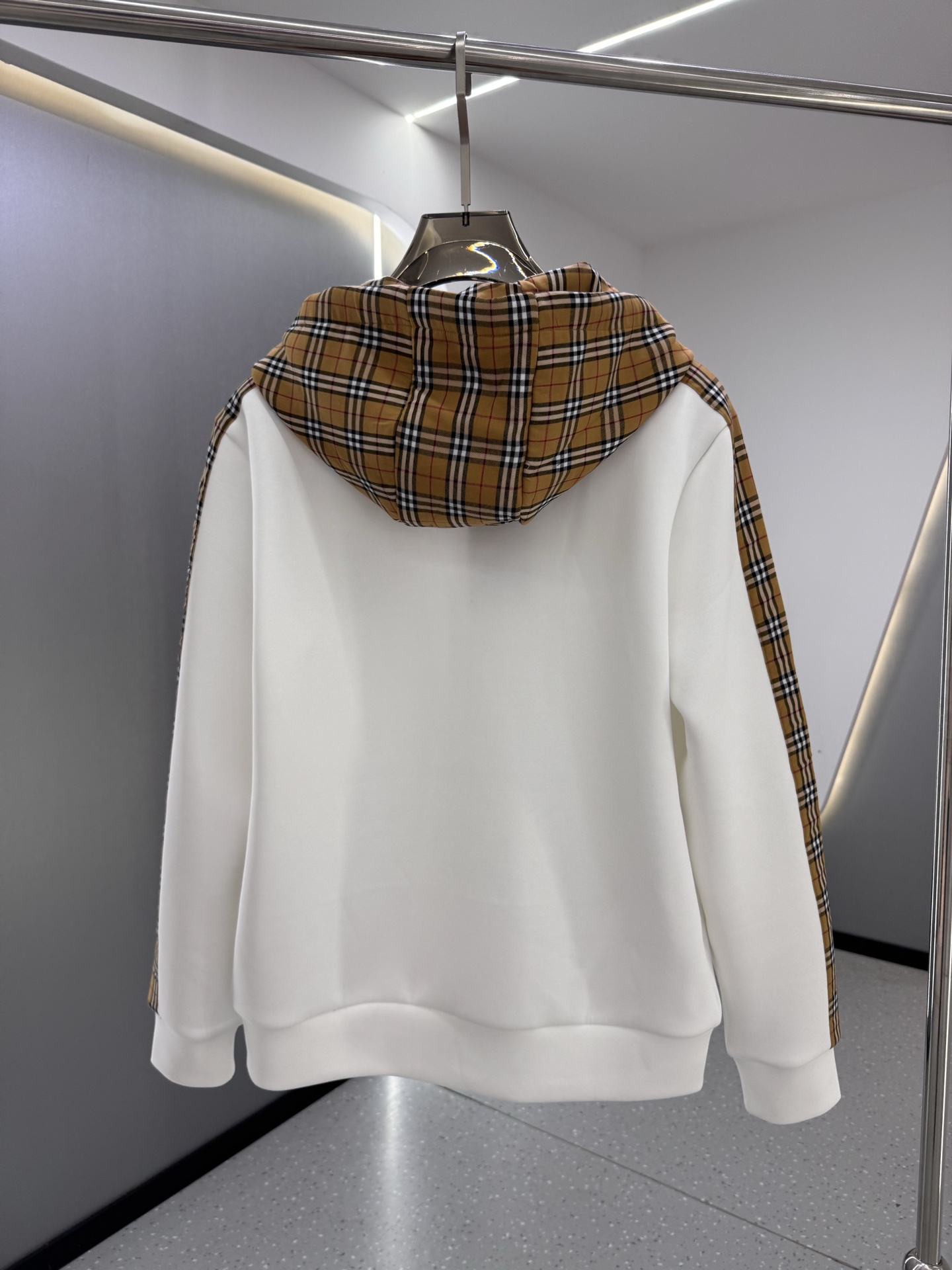 P350  BBR 25ss秋冬新款Vintage格纹裁片棉质连帽卫衣，格纹拼接情侣款卫衣，百搭高克数纯棉连帽卫衣！这款翻面绒棉质卫衣外套，设有对比感连帽。衣袖裁片采用 Vintage 复古格纹羊毛棉质混纺法兰绒面料，绣有 Thomas Burberry 专属标识。外形清爽干练,浅灰色净面搭配巴宝莉的经典格子设计真的太爱了，经典格子设计由帽子延伸到手臂，两边的手臂完美对称,整衣格纹定位裁剪，胸口BT小刺绣,低调又高级~完全遵循zg的材质厚度，所以上身整体层次感非常强烈，不像市场版本采用了市场面料非常薄上身完全没有垂坠感！这种时髦个性的印花刺绣设计加上抽绳处采用了激光雕刻的五金
完美的彰显了BUR品牌的存在感，极具辨识度整体给人一种简约高规又基础
并且整体更是采用宽松版型打造，时尚跟高街休闲风格更强！！550克洗手面料，份量感十足，柔软舒适是基本，透气度和保暖度兼并才是惊喜！整体的触感极为舒适，亲肤效果也是极佳。OV版型方面也是完美穿搭效果，完美的符合各种穿搭场合的所需。极为非凡，档次与魅力更是极为的出色亮眼，更能够彰显品牌规格与你对于时尚的追求！！期待各位粉丝的完美演绎！！黑色，白色 M-XXXL
