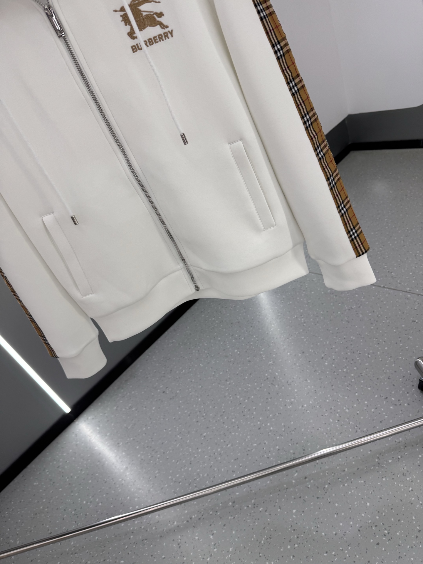 P350  BBR 25ss秋冬新款Vintage格纹裁片棉质连帽卫衣，格纹拼接情侣款卫衣，百搭高克数纯棉连帽卫衣！这款翻面绒棉质卫衣外套，设有对比感连帽。衣袖裁片采用 Vintage 复古格纹羊毛棉质混纺法兰绒面料，绣有 Thomas Burberry 专属标识。外形清爽干练,浅灰色净面搭配巴宝莉的经典格子设计真的太爱了，经典格子设计由帽子延伸到手臂，两边的手臂完美对称,整衣格纹定位裁剪，胸口BT小刺绣,低调又高级~完全遵循zg的材质厚度，所以上身整体层次感非常强烈，不像市场版本采用了市场面料非常薄上身完全没有垂坠感！这种时髦个性的印花刺绣设计加上抽绳处采用了激光雕刻的五金
完美的彰显了BUR品牌的存在感，极具辨识度整体给人一种简约高规又基础
并且整体更是采用宽松版型打造，时尚跟高街休闲风格更强！！550克洗手面料，份量感十足，柔软舒适是基本，透气度和保暖度兼并才是惊喜！整体的触感极为舒适，亲肤效果也是极佳。OV版型方面也是完美穿搭效果，完美的符合各种穿搭场合的所需。极为非凡，档次与魅力更是极为的出色亮眼，更能够彰显品牌规格与你对于时尚的追求！！期待各位粉丝的完美演绎！！黑色，白色 M-XXXL
