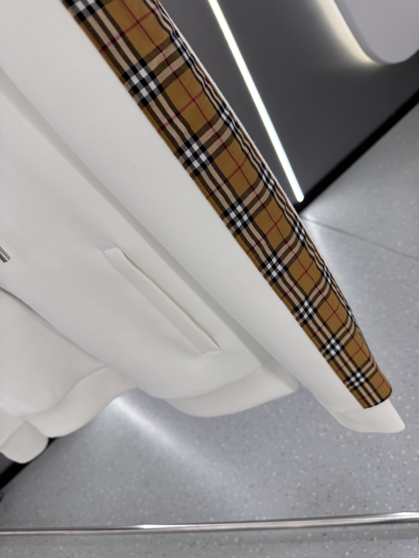 P350  BBR 25ss秋冬新款Vintage格纹裁片棉质连帽卫衣，格纹拼接情侣款卫衣，百搭高克数纯棉连帽卫衣！这款翻面绒棉质卫衣外套，设有对比感连帽。衣袖裁片采用 Vintage 复古格纹羊毛棉质混纺法兰绒面料，绣有 Thomas Burberry 专属标识。外形清爽干练,浅灰色净面搭配巴宝莉的经典格子设计真的太爱了，经典格子设计由帽子延伸到手臂，两边的手臂完美对称,整衣格纹定位裁剪，胸口BT小刺绣,低调又高级~完全遵循zg的材质厚度，所以上身整体层次感非常强烈，不像市场版本采用了市场面料非常薄上身完全没有垂坠感！这种时髦个性的印花刺绣设计加上抽绳处采用了激光雕刻的五金
完美的彰显了BUR品牌的存在感，极具辨识度整体给人一种简约高规又基础
并且整体更是采用宽松版型打造，时尚跟高街休闲风格更强！！550克洗手面料，份量感十足，柔软舒适是基本，透气度和保暖度兼并才是惊喜！整体的触感极为舒适，亲肤效果也是极佳。OV版型方面也是完美穿搭效果，完美的符合各种穿搭场合的所需。极为非凡，档次与魅力更是极为的出色亮眼，更能够彰显品牌规格与你对于时尚的追求！！期待各位粉丝的完美演绎！！黑色，白色 M-XXXL
