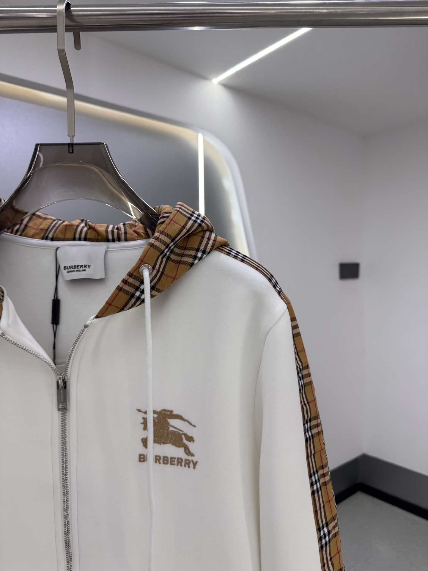 P350  BBR 25ss秋冬新款Vintage格纹裁片棉质连帽卫衣，格纹拼接情侣款卫衣，百搭高克数纯棉连帽卫衣！这款翻面绒棉质卫衣外套，设有对比感连帽。衣袖裁片采用 Vintage 复古格纹羊毛棉质混纺法兰绒面料，绣有 Thomas Burberry 专属标识。外形清爽干练,浅灰色净面搭配巴宝莉的经典格子设计真的太爱了，经典格子设计由帽子延伸到手臂，两边的手臂完美对称,整衣格纹定位裁剪，胸口BT小刺绣,低调又高级~完全遵循zg的材质厚度，所以上身整体层次感非常强烈，不像市场版本采用了市场面料非常薄上身完全没有垂坠感！这种时髦个性的印花刺绣设计加上抽绳处采用了激光雕刻的五金
完美的彰显了BUR品牌的存在感，极具辨识度整体给人一种简约高规又基础
并且整体更是采用宽松版型打造，时尚跟高街休闲风格更强！！550克洗手面料，份量感十足，柔软舒适是基本，透气度和保暖度兼并才是惊喜！整体的触感极为舒适，亲肤效果也是极佳。OV版型方面也是完美穿搭效果，完美的符合各种穿搭场合的所需。极为非凡，档次与魅力更是极为的出色亮眼，更能够彰显品牌规格与你对于时尚的追求！！期待各位粉丝的完美演绎！！黑色，白色 M-XXXL
