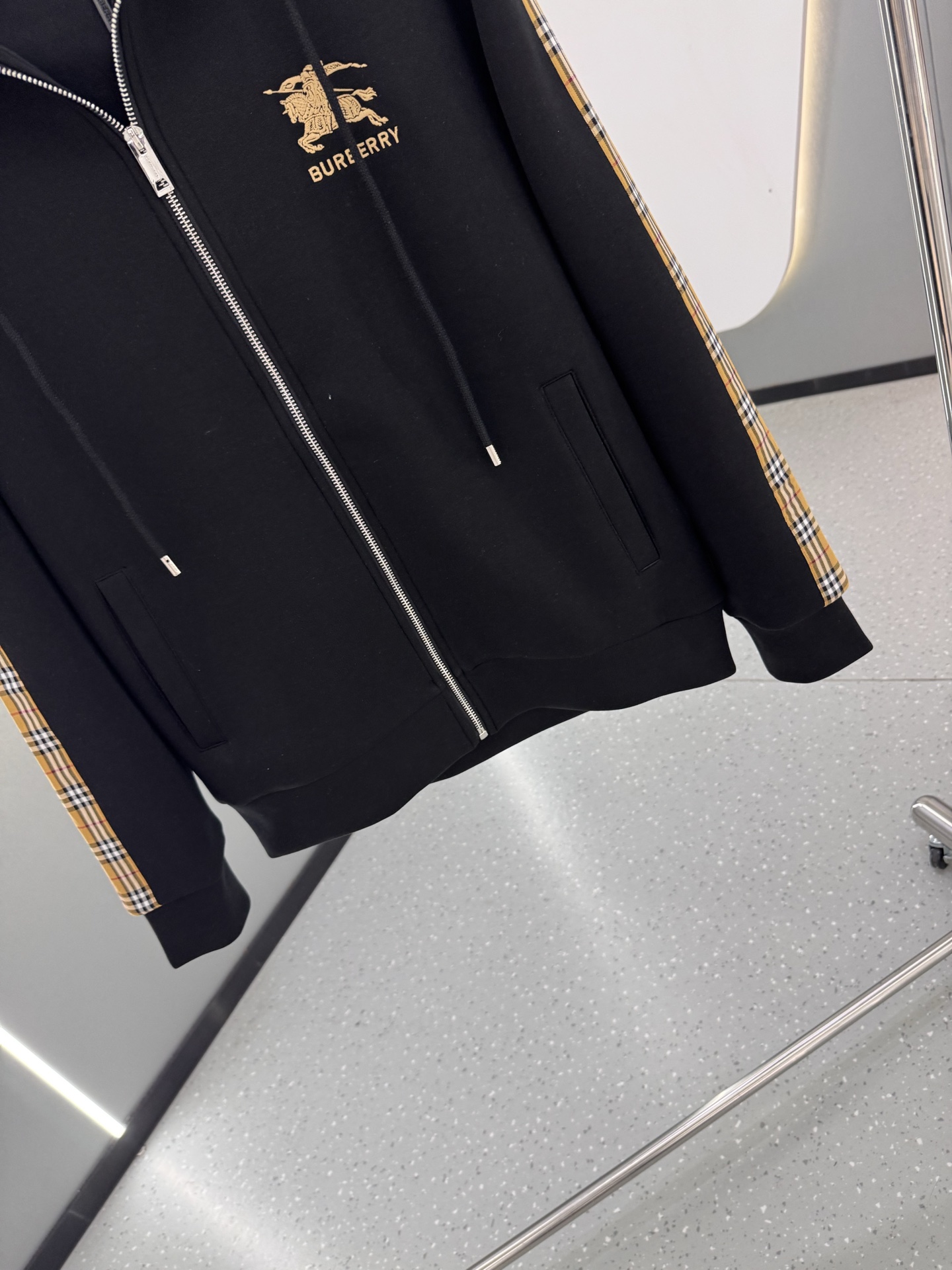 P350  BBR 25ss秋冬新款Vintage格纹裁片棉质连帽卫衣，格纹拼接情侣款卫衣，百搭高克数纯棉连帽卫衣！这款翻面绒棉质卫衣外套，设有对比感连帽。衣袖裁片采用 Vintage 复古格纹羊毛棉质混纺法兰绒面料，绣有 Thomas Burberry 专属标识。外形清爽干练,浅灰色净面搭配巴宝莉的经典格子设计真的太爱了，经典格子设计由帽子延伸到手臂，两边的手臂完美对称,整衣格纹定位裁剪，胸口BT小刺绣,低调又高级~完全遵循zg的材质厚度，所以上身整体层次感非常强烈，不像市场版本采用了市场面料非常薄上身完全没有垂坠感！这种时髦个性的印花刺绣设计加上抽绳处采用了激光雕刻的五金
完美的彰显了BUR品牌的存在感，极具辨识度整体给人一种简约高规又基础
并且整体更是采用宽松版型打造，时尚跟高街休闲风格更强！！550克洗手面料，份量感十足，柔软舒适是基本，透气度和保暖度兼并才是惊喜！整体的触感极为舒适，亲肤效果也是极佳。OV版型方面也是完美穿搭效果，完美的符合各种穿搭场合的所需。极为非凡，档次与魅力更是极为的出色亮眼，更能够彰显品牌规格与你对于时尚的追求！！期待各位粉丝的完美演绎！！黑色，白色 M-XXXL
