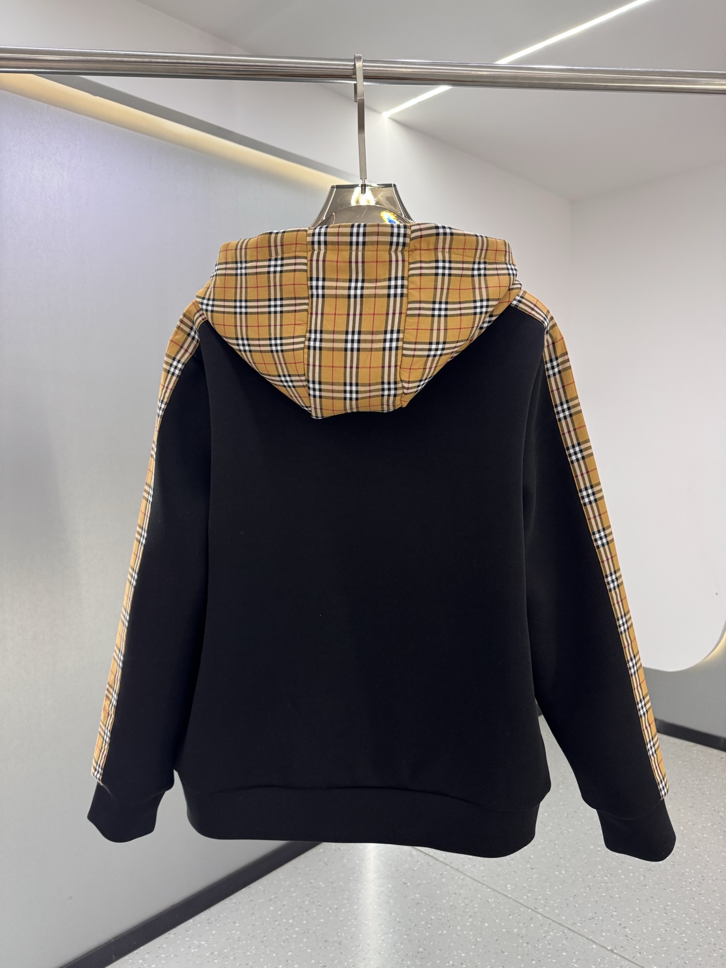 P350  BBR 25ss秋冬新款Vintage格纹裁片棉质连帽卫衣，格纹拼接情侣款卫衣，百搭高克数纯棉连帽卫衣！这款翻面绒棉质卫衣外套，设有对比感连帽。衣袖裁片采用 Vintage 复古格纹羊毛棉质混纺法兰绒面料，绣有 Thomas Burberry 专属标识。外形清爽干练,浅灰色净面搭配巴宝莉的经典格子设计真的太爱了，经典格子设计由帽子延伸到手臂，两边的手臂完美对称,整衣格纹定位裁剪，胸口BT小刺绣,低调又高级~完全遵循zg的材质厚度，所以上身整体层次感非常强烈，不像市场版本采用了市场面料非常薄上身完全没有垂坠感！这种时髦个性的印花刺绣设计加上抽绳处采用了激光雕刻的五金
完美的彰显了BUR品牌的存在感，极具辨识度整体给人一种简约高规又基础
并且整体更是采用宽松版型打造，时尚跟高街休闲风格更强！！550克洗手面料，份量感十足，柔软舒适是基本，透气度和保暖度兼并才是惊喜！整体的触感极为舒适，亲肤效果也是极佳。OV版型方面也是完美穿搭效果，完美的符合各种穿搭场合的所需。极为非凡，档次与魅力更是极为的出色亮眼，更能够彰显品牌规格与你对于时尚的追求！！期待各位粉丝的完美演绎！！黑色，白色 M-XXXL
