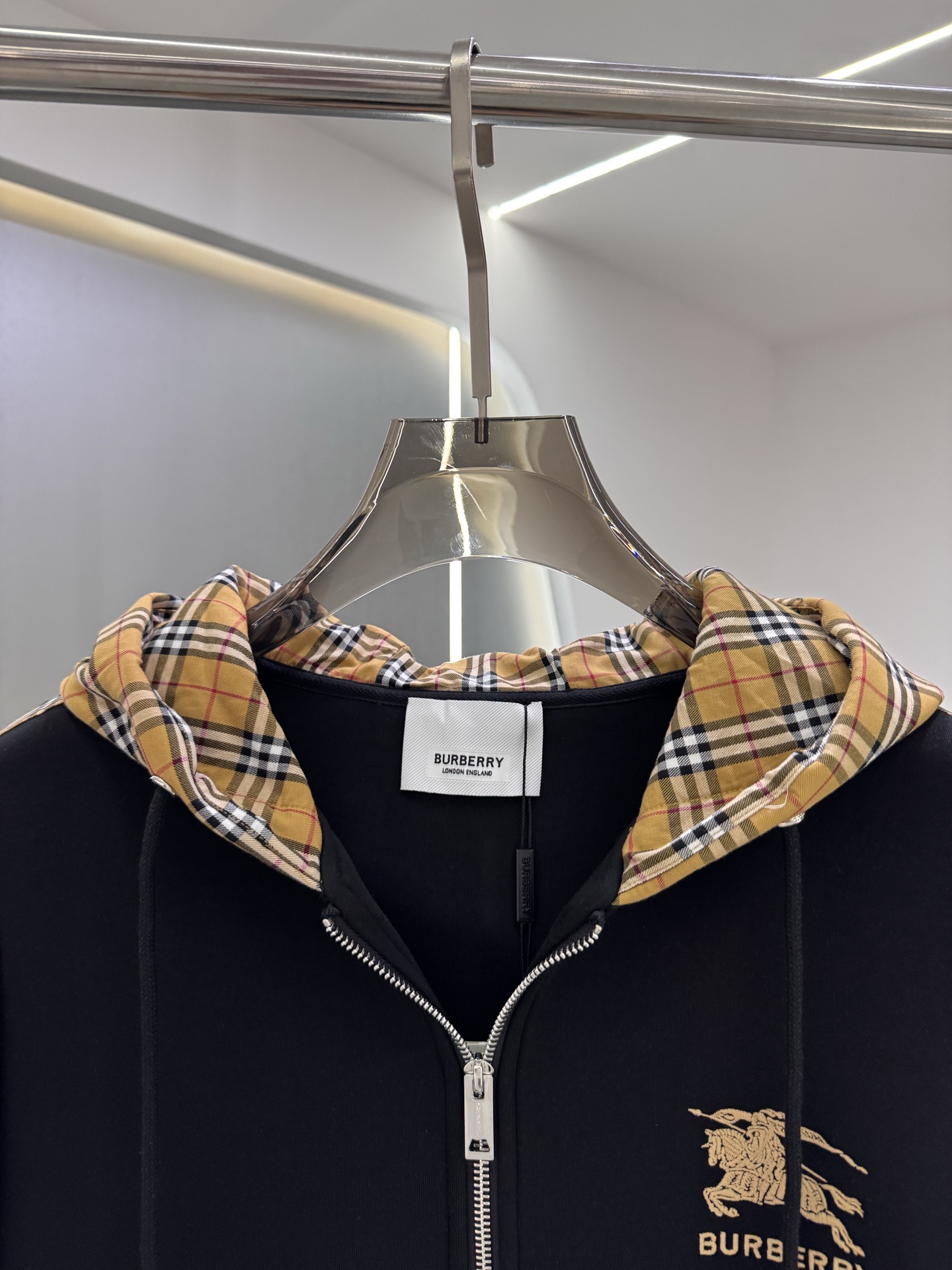 P350  BBR 25ss秋冬新款Vintage格纹裁片棉质连帽卫衣，格纹拼接情侣款卫衣，百搭高克数纯棉连帽卫衣！这款翻面绒棉质卫衣外套，设有对比感连帽。衣袖裁片采用 Vintage 复古格纹羊毛棉质混纺法兰绒面料，绣有 Thomas Burberry 专属标识。外形清爽干练,浅灰色净面搭配巴宝莉的经典格子设计真的太爱了，经典格子设计由帽子延伸到手臂，两边的手臂完美对称,整衣格纹定位裁剪，胸口BT小刺绣,低调又高级~完全遵循zg的材质厚度，所以上身整体层次感非常强烈，不像市场版本采用了市场面料非常薄上身完全没有垂坠感！这种时髦个性的印花刺绣设计加上抽绳处采用了激光雕刻的五金
完美的彰显了BUR品牌的存在感，极具辨识度整体给人一种简约高规又基础
并且整体更是采用宽松版型打造，时尚跟高街休闲风格更强！！550克洗手面料，份量感十足，柔软舒适是基本，透气度和保暖度兼并才是惊喜！整体的触感极为舒适，亲肤效果也是极佳。OV版型方面也是完美穿搭效果，完美的符合各种穿搭场合的所需。极为非凡，档次与魅力更是极为的出色亮眼，更能够彰显品牌规格与你对于时尚的追求！！期待各位粉丝的完美演绎！！黑色，白色 M-XXXL
