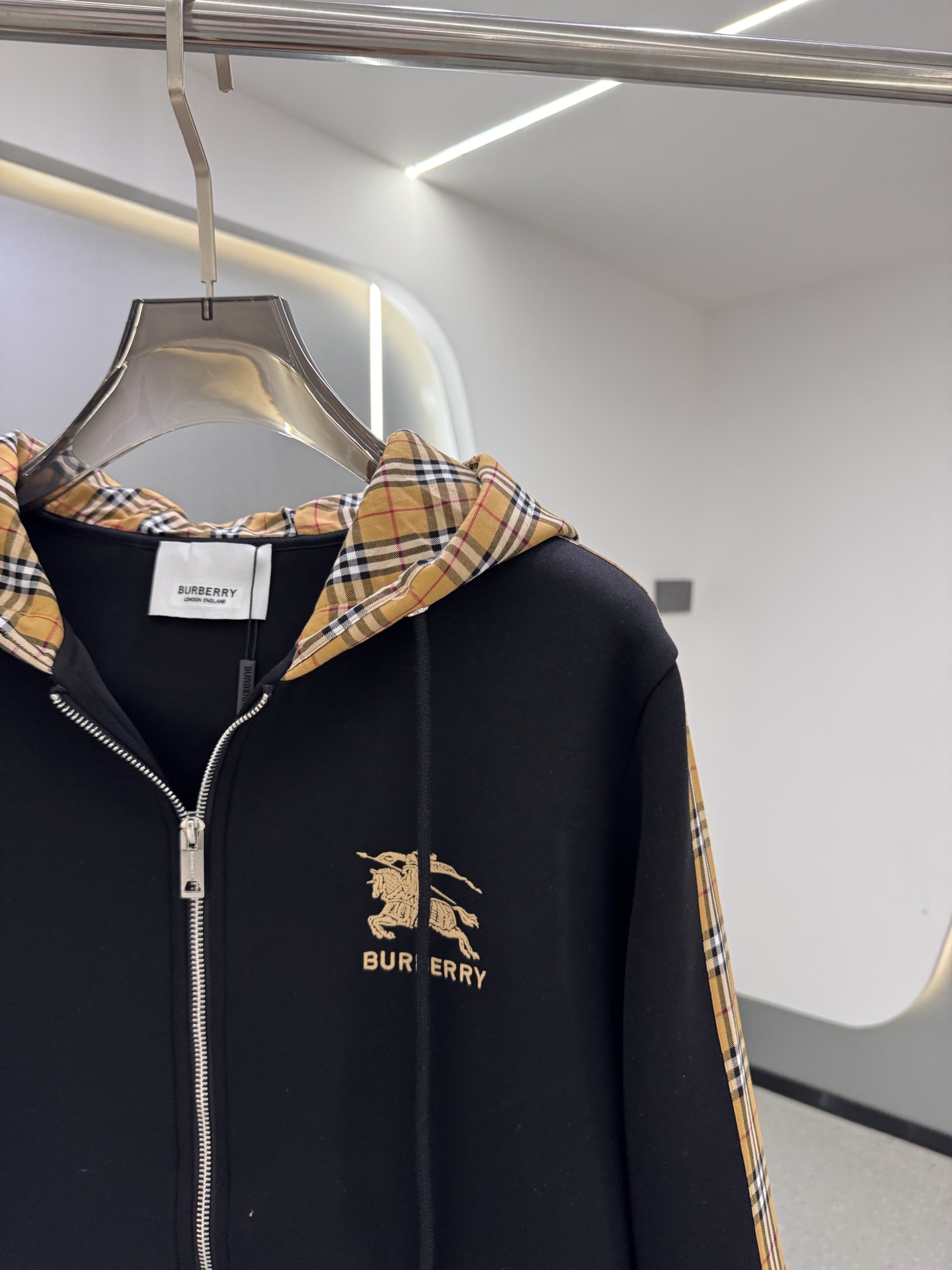 P350  BBR 25ss秋冬新款Vintage格纹裁片棉质连帽卫衣，格纹拼接情侣款卫衣，百搭高克数纯棉连帽卫衣！这款翻面绒棉质卫衣外套，设有对比感连帽。衣袖裁片采用 Vintage 复古格纹羊毛棉质混纺法兰绒面料，绣有 Thomas Burberry 专属标识。外形清爽干练,浅灰色净面搭配巴宝莉的经典格子设计真的太爱了，经典格子设计由帽子延伸到手臂，两边的手臂完美对称,整衣格纹定位裁剪，胸口BT小刺绣,低调又高级~完全遵循zg的材质厚度，所以上身整体层次感非常强烈，不像市场版本采用了市场面料非常薄上身完全没有垂坠感！这种时髦个性的印花刺绣设计加上抽绳处采用了激光雕刻的五金
完美的彰显了BUR品牌的存在感，极具辨识度整体给人一种简约高规又基础
并且整体更是采用宽松版型打造，时尚跟高街休闲风格更强！！550克洗手面料，份量感十足，柔软舒适是基本，透气度和保暖度兼并才是惊喜！整体的触感极为舒适，亲肤效果也是极佳。OV版型方面也是完美穿搭效果，完美的符合各种穿搭场合的所需。极为非凡，档次与魅力更是极为的出色亮眼，更能够彰显品牌规格与你对于时尚的追求！！期待各位粉丝的完美演绎！！黑色，白色 M-XXXL
