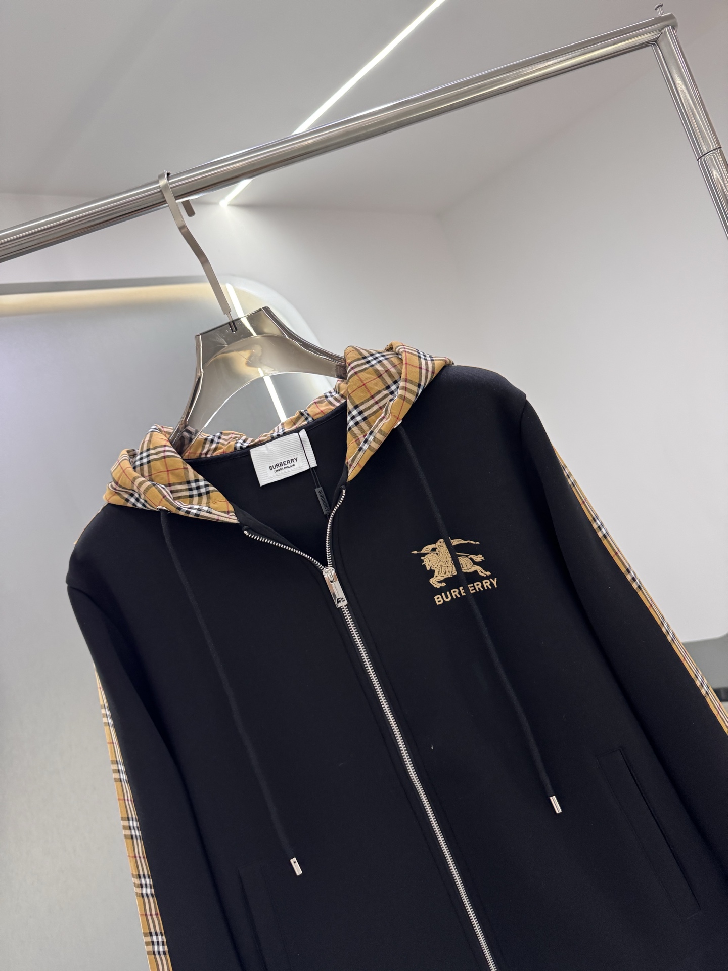 P350  BBR 25ss秋冬新款Vintage格纹裁片棉质连帽卫衣，格纹拼接情侣款卫衣，百搭高克数纯棉连帽卫衣！这款翻面绒棉质卫衣外套，设有对比感连帽。衣袖裁片采用 Vintage 复古格纹羊毛棉质混纺法兰绒面料，绣有 Thomas Burberry 专属标识。外形清爽干练,浅灰色净面搭配巴宝莉的经典格子设计真的太爱了，经典格子设计由帽子延伸到手臂，两边的手臂完美对称,整衣格纹定位裁剪，胸口BT小刺绣,低调又高级~完全遵循zg的材质厚度，所以上身整体层次感非常强烈，不像市场版本采用了市场面料非常薄上身完全没有垂坠感！这种时髦个性的印花刺绣设计加上抽绳处采用了激光雕刻的五金
完美的彰显了BUR品牌的存在感，极具辨识度整体给人一种简约高规又基础
并且整体更是采用宽松版型打造，时尚跟高街休闲风格更强！！550克洗手面料，份量感十足，柔软舒适是基本，透气度和保暖度兼并才是惊喜！整体的触感极为舒适，亲肤效果也是极佳。OV版型方面也是完美穿搭效果，完美的符合各种穿搭场合的所需。极为非凡，档次与魅力更是极为的出色亮眼，更能够彰显品牌规格与你对于时尚的追求！！期待各位粉丝的完美演绎！！黑色，白色 M-XXXL
