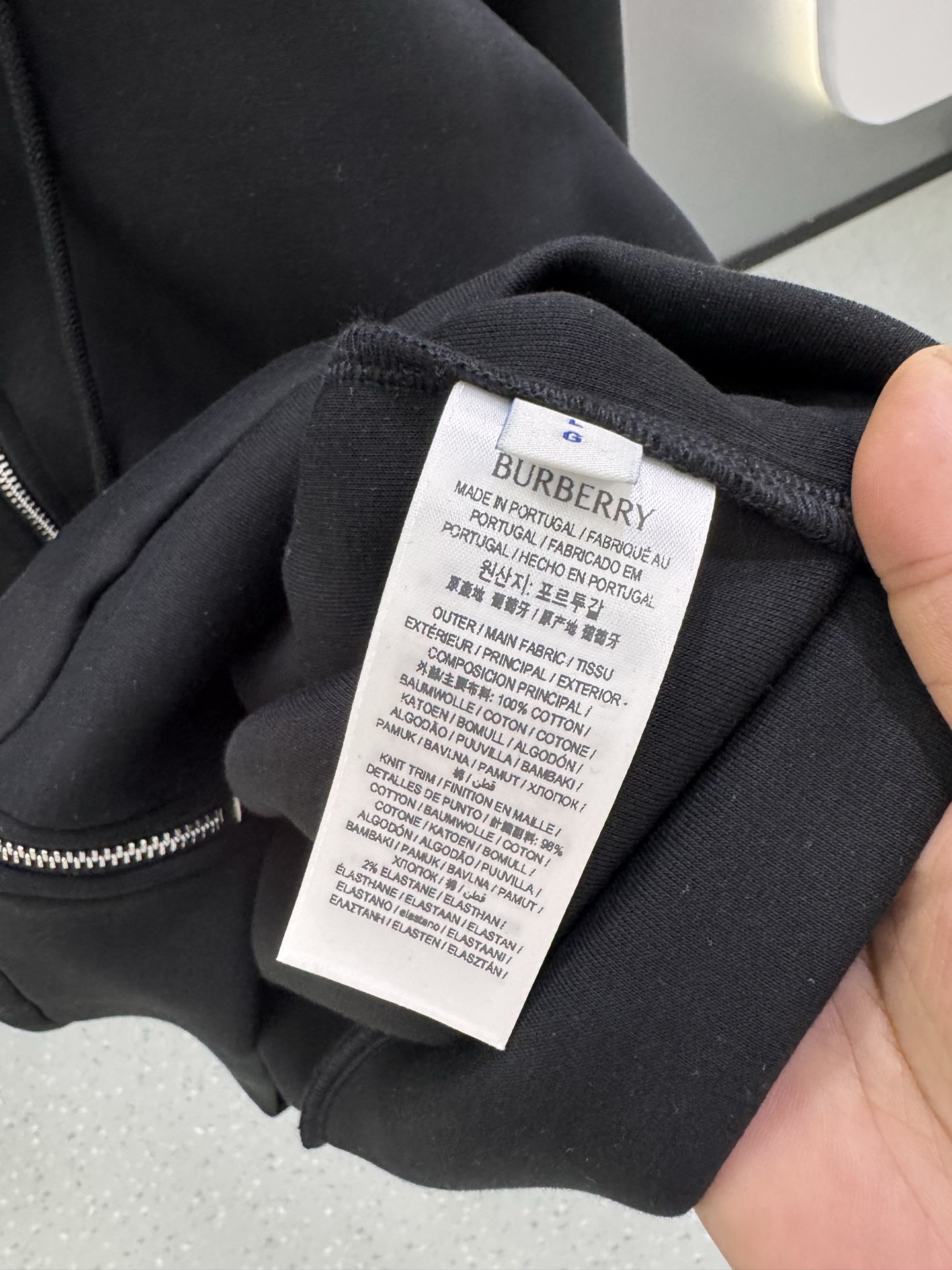 P350  BBR 25ss秋冬新款Vintage格纹裁片棉质连帽卫衣，格纹拼接情侣款卫衣，百搭高克数纯棉连帽卫衣！这款翻面绒棉质卫衣外套，设有对比感连帽。衣袖裁片采用 Vintage 复古格纹羊毛棉质混纺法兰绒面料，绣有 Thomas Burberry 专属标识。外形清爽干练,浅灰色净面搭配巴宝莉的经典格子设计真的太爱了，经典格子设计由帽子延伸到手臂，两边的手臂完美对称,整衣格纹定位裁剪，胸口BT小刺绣,低调又高级~完全遵循zg的材质厚度，所以上身整体层次感非常强烈，不像市场版本采用了市场面料非常薄上身完全没有垂坠感！这种时髦个性的印花刺绣设计加上抽绳处采用了激光雕刻的五金
完美的彰显了BUR品牌的存在感，极具辨识度整体给人一种简约高规又基础
并且整体更是采用宽松版型打造，时尚跟高街休闲风格更强！！550克洗手面料，份量感十足，柔软舒适是基本，透气度和保暖度兼并才是惊喜！整体的触感极为舒适，亲肤效果也是极佳。OV版型方面也是完美穿搭效果，完美的符合各种穿搭场合的所需。极为非凡，档次与魅力更是极为的出色亮眼，更能够彰显品牌规格与你对于时尚的追求！！期待各位粉丝的完美演绎！！黑色，白色 M-XXXL
