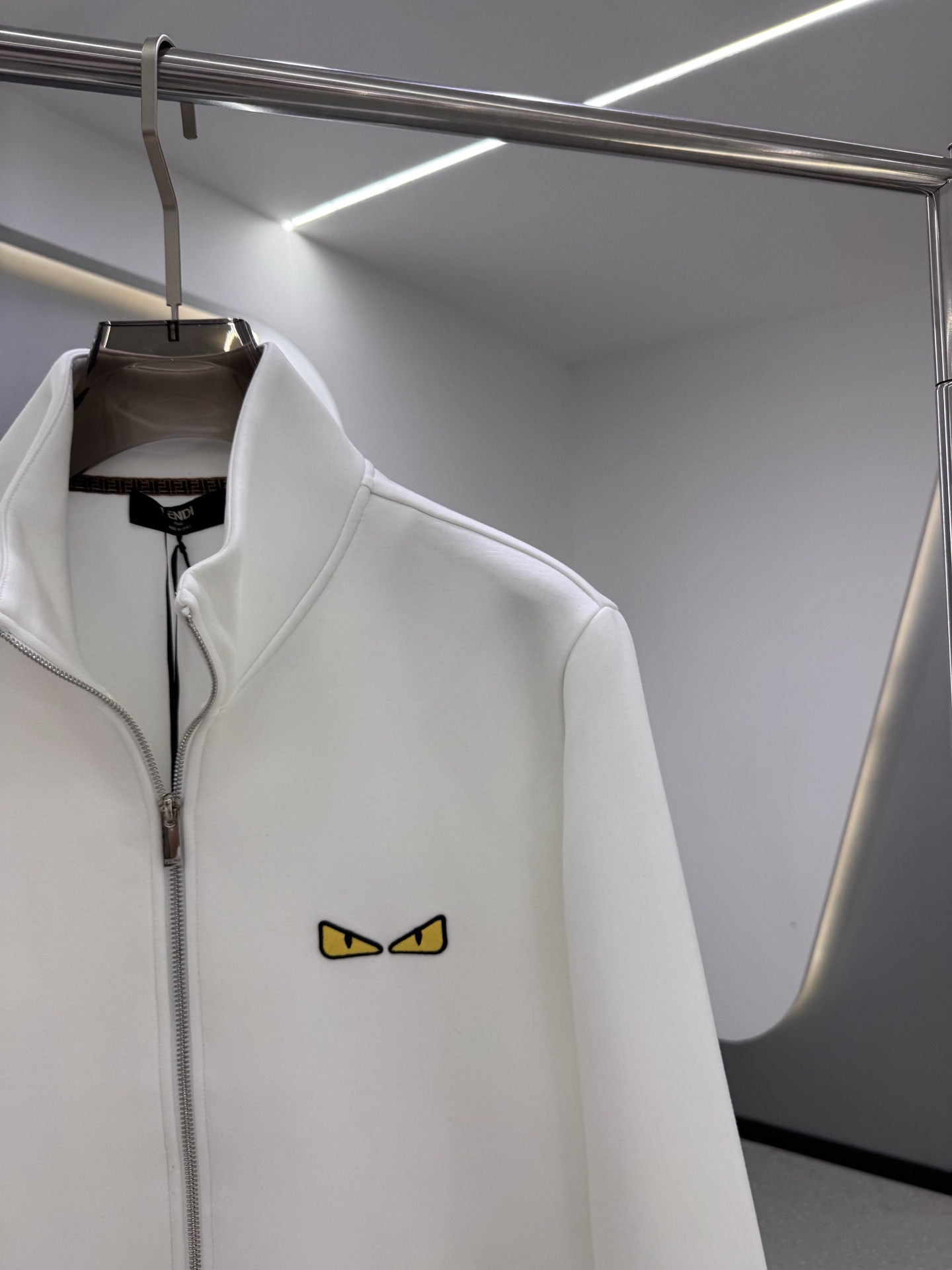 P350   FENDI芬迪 2025秋冬新款外套开衫，原单狠货 开衫。欧洲专柜同步，上身更随意大方，专柜原版五金奢华高档定制配饰新作！奢华品牌特质logo点缀设计，市场最高品质出货、原版辅料，奢华极致！柔软舒适。上身爆帅！适合任意场景！码数: M-3XL