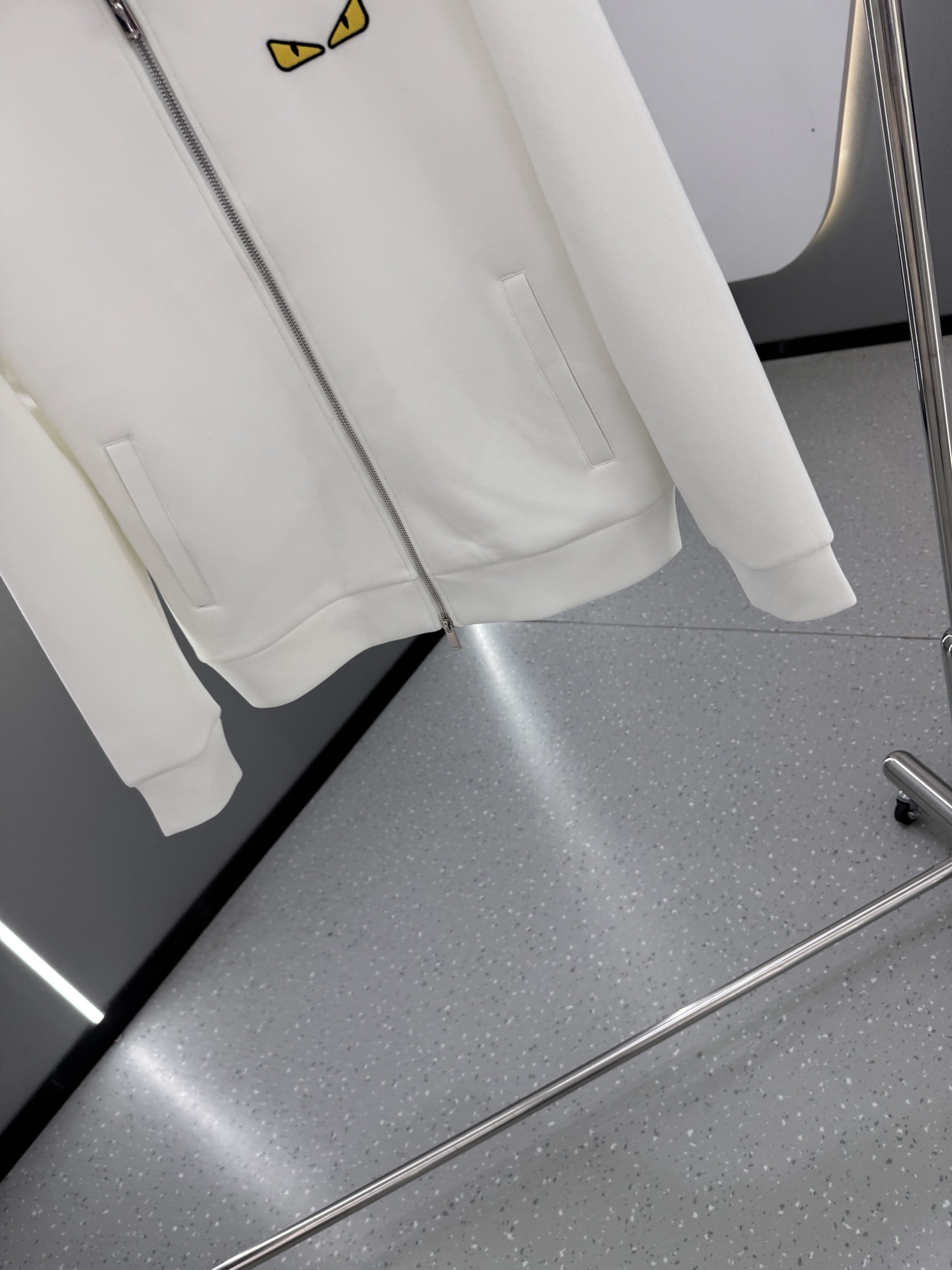 P350   FENDI芬迪 2025秋冬新款外套开衫，原单狠货 开衫。欧洲专柜同步，上身更随意大方，专柜原版五金奢华高档定制配饰新作！奢华品牌特质logo点缀设计，市场最高品质出货、原版辅料，奢华极致！柔软舒适。上身爆帅！适合任意场景！码数: M-3XL