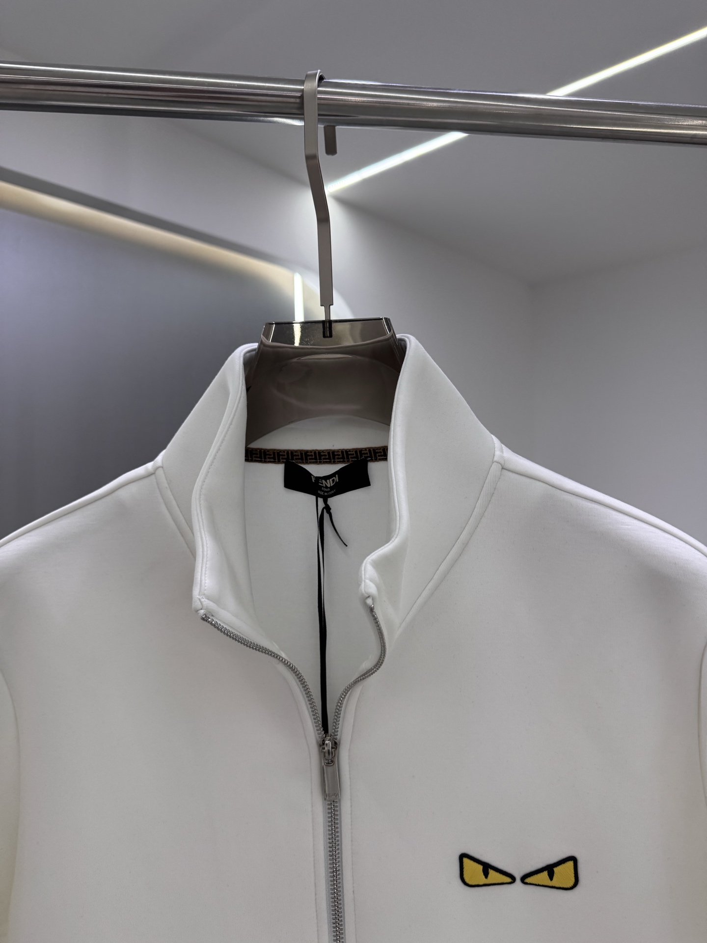 P350   FENDI芬迪 2025秋冬新款外套开衫，原单狠货 开衫。欧洲专柜同步，上身更随意大方，专柜原版五金奢华高档定制配饰新作！奢华品牌特质logo点缀设计，市场最高品质出货、原版辅料，奢华极致！柔软舒适。上身爆帅！适合任意场景！码数: M-3XL