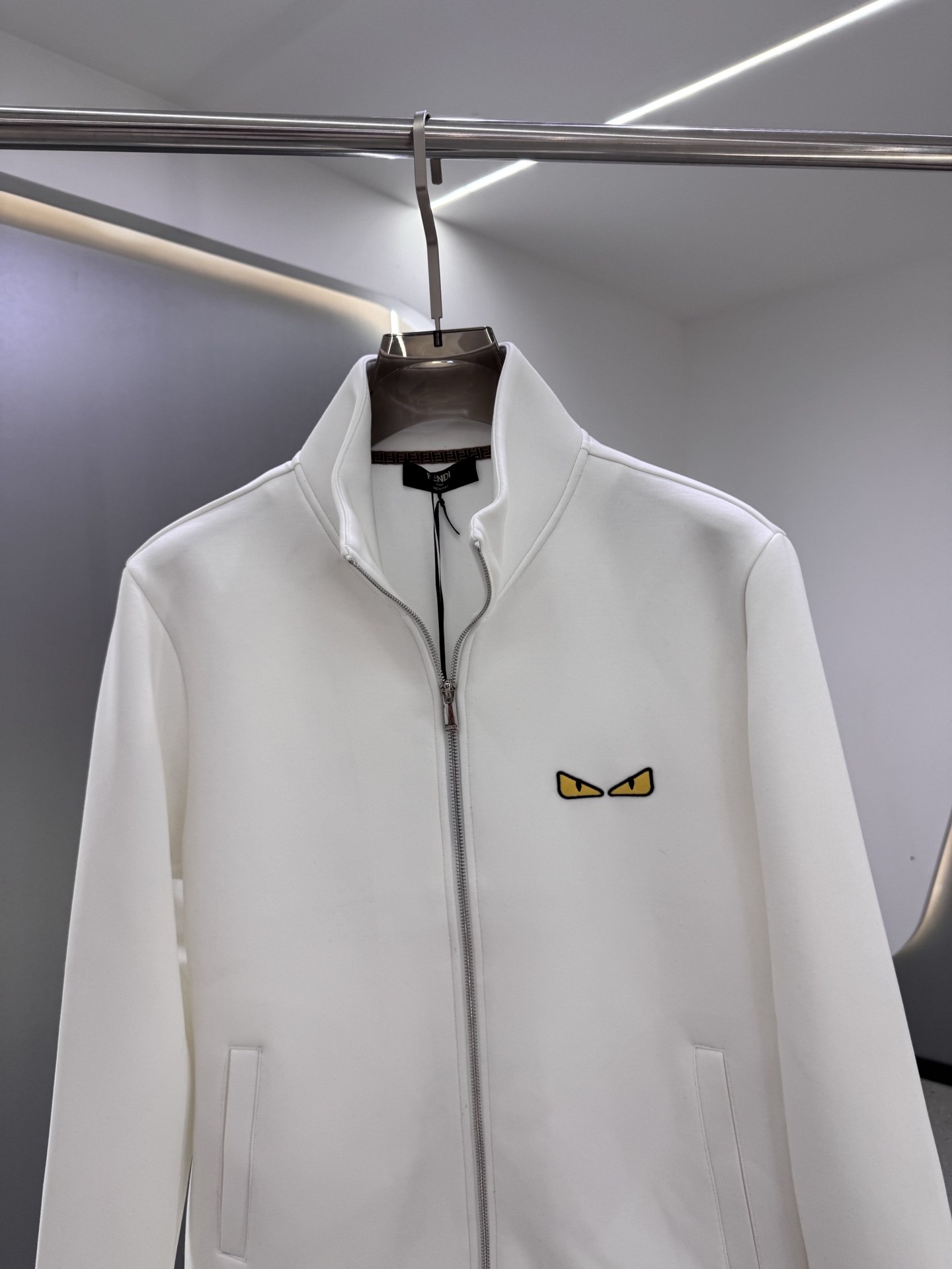 P350   FENDI芬迪 2025秋冬新款外套开衫，原单狠货 开衫。欧洲专柜同步，上身更随意大方，专柜原版五金奢华高档定制配饰新作！奢华品牌特质logo点缀设计，市场最高品质出货、原版辅料，奢华极致！柔软舒适。上身爆帅！适合任意场景！码数: M-3XL