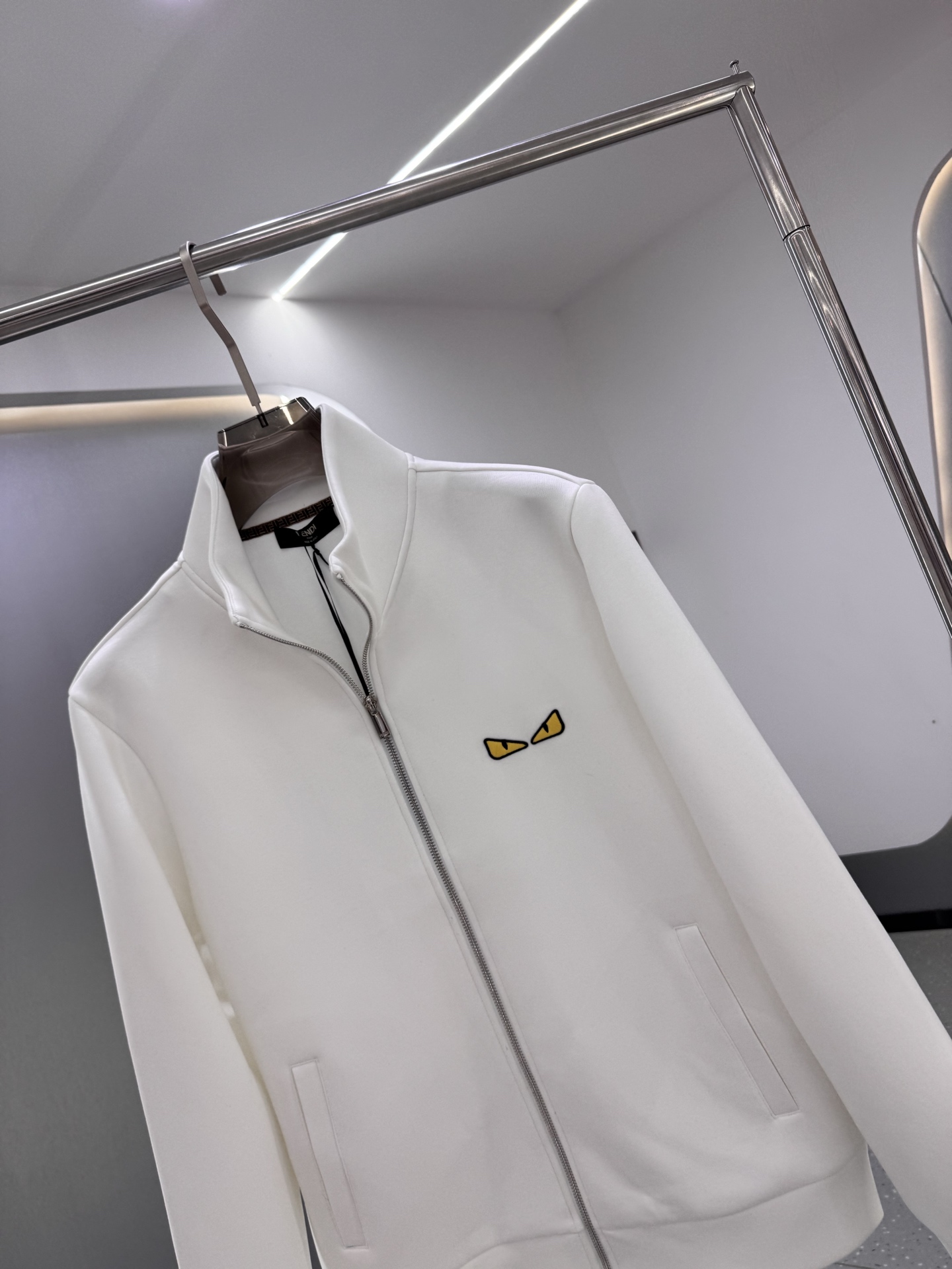 P350   FENDI芬迪 2025秋冬新款外套开衫，原单狠货 开衫。欧洲专柜同步，上身更随意大方，专柜原版五金奢华高档定制配饰新作！奢华品牌特质logo点缀设计，市场最高品质出货、原版辅料，奢华极致！柔软舒适。上身爆帅！适合任意场景！码数: M-3XL