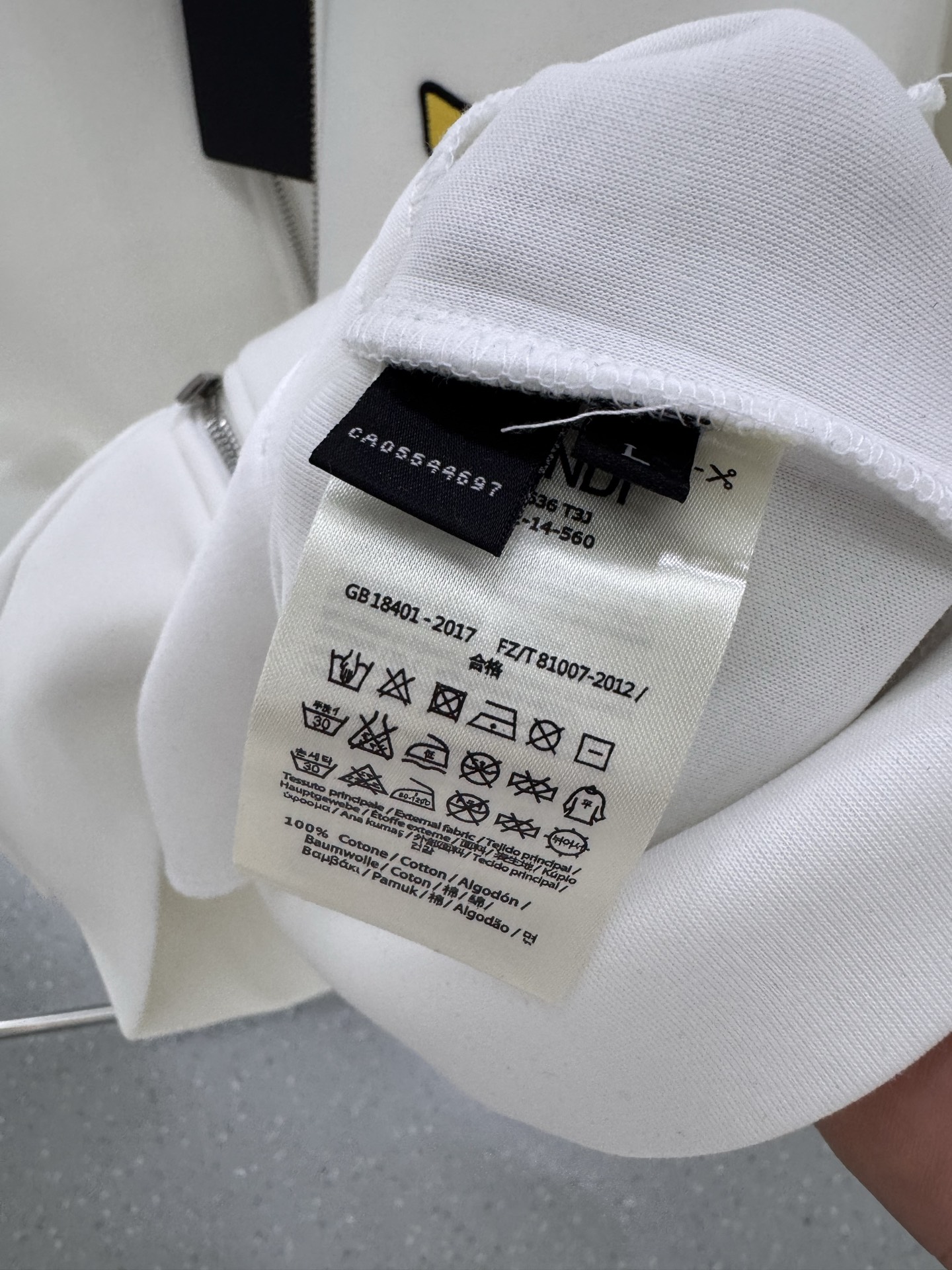 P350   FENDI芬迪 2025秋冬新款外套开衫，原单狠货 开衫。欧洲专柜同步，上身更随意大方，专柜原版五金奢华高档定制配饰新作！奢华品牌特质logo点缀设计，市场最高品质出货、原版辅料，奢华极致！柔软舒适。上身爆帅！适合任意场景！码数: M-3XL