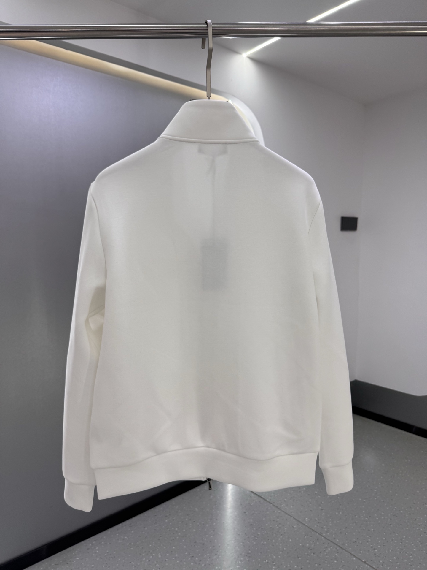 P350   FENDI芬迪 2025秋冬新款外套开衫，原单狠货 开衫。欧洲专柜同步，上身更随意大方，专柜原版五金奢华高档定制配饰新作！奢华品牌特质logo点缀设计，市场最高品质出货、原版辅料，奢华极致！柔软舒适。上身爆帅！适合任意场景！码数: M-3XL