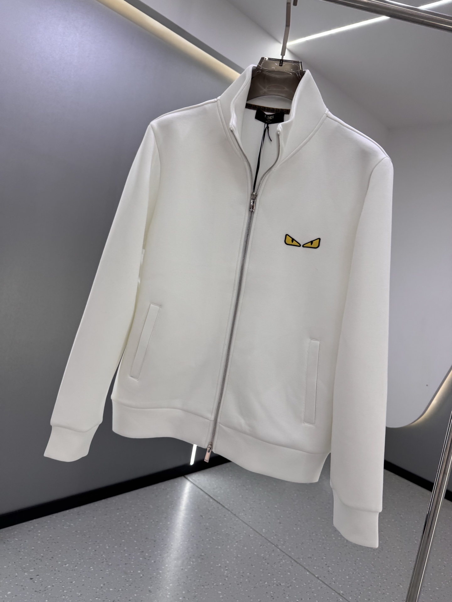 P350   FENDI芬迪 2025秋冬新款外套开衫，原单狠货 开衫。欧洲专柜同步，上身更随意大方，专柜原版五金奢华高档定制配饰新作！奢华品牌特质logo点缀设计，市场最高品质出货、原版辅料，奢华极致！柔软舒适。上身爆帅！适合任意场景！码数: M-3XL