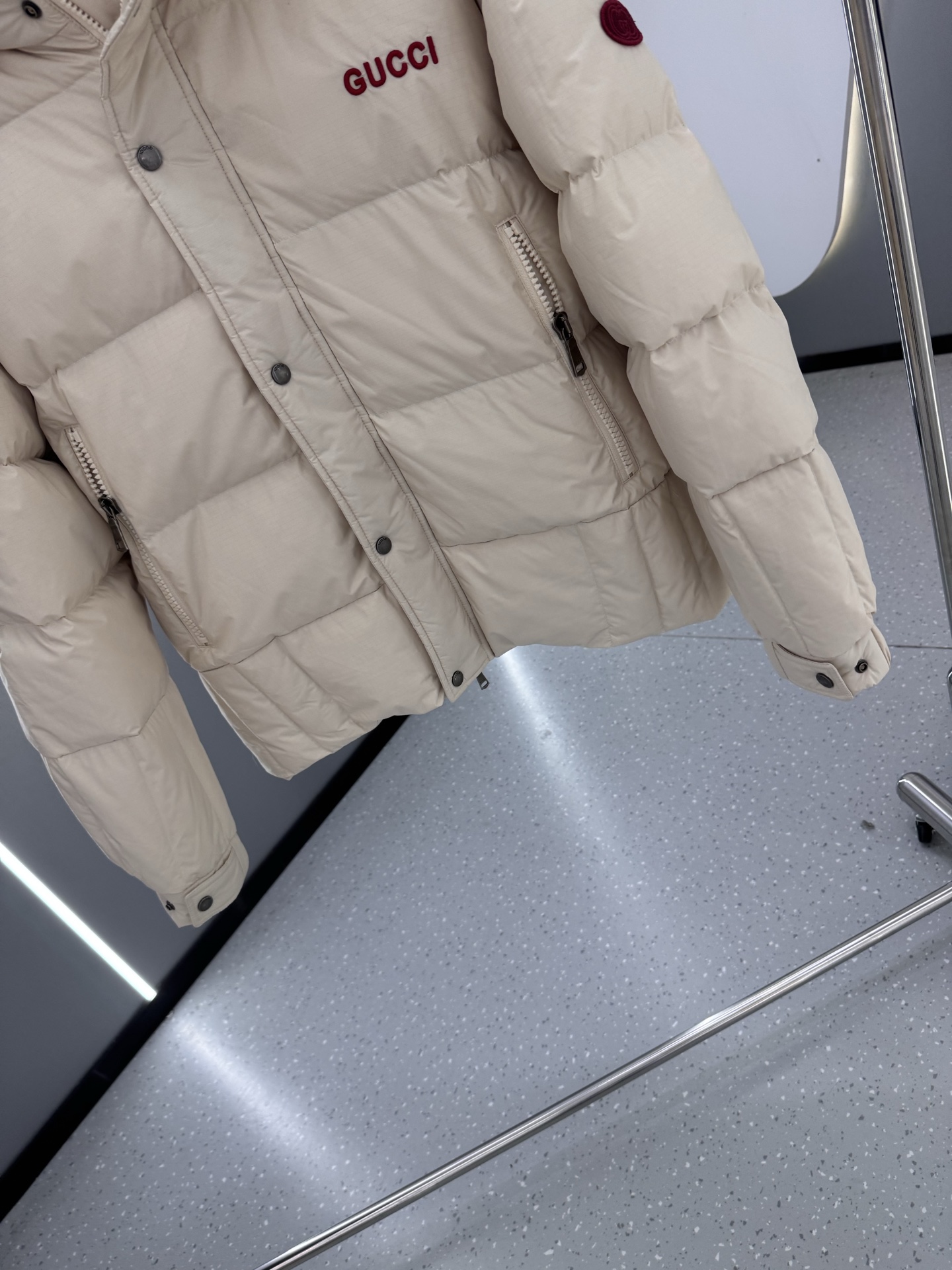 古驰Mon collection 经典系列双色羽绒服｜奢华运动 暖冬精享｜ 全定制进口外料，特殊纤维化和