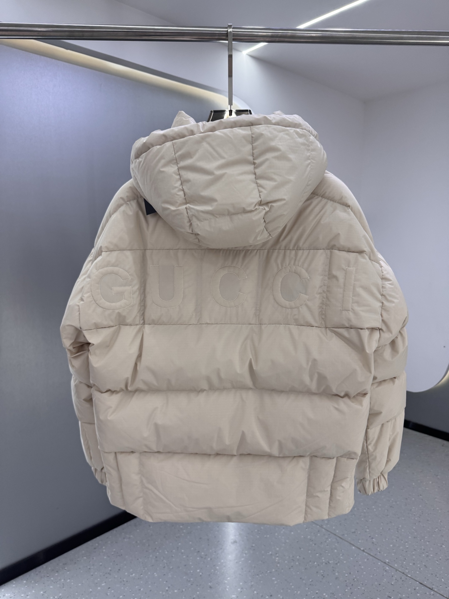 古驰Mon collection 经典系列双色羽绒服｜奢华运动 暖冬精享｜ 全定制进口外料，特殊纤维化和